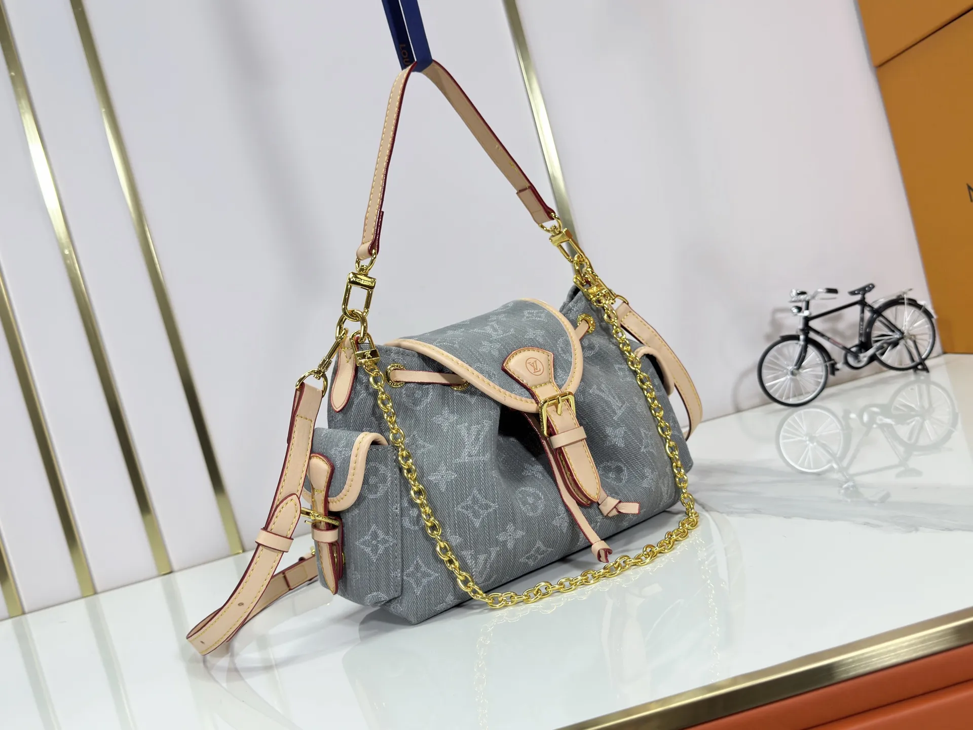 P280 Upgraded original M25085 This Odysée handbag is from the 2025 early autumn series, paying tribute to the brand heritage with a stylish everyday design. Dazzling buckles and detachable chains accentuate the Monogram canvas body, and the side pockets provide easy access to keys, lipstick and other small items. Dimensions: 27.0 x 17.0 x 12.0 cm (length x height x width)