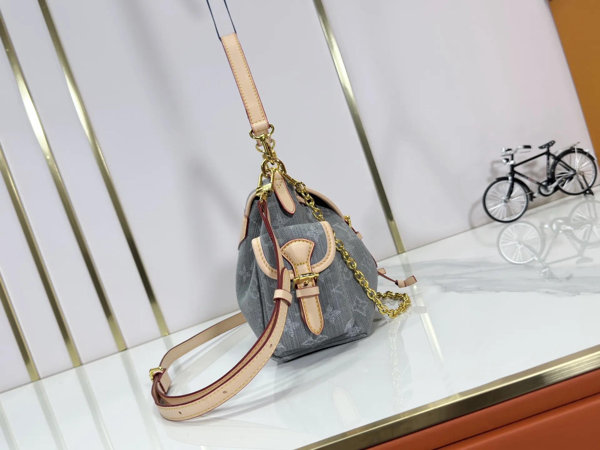 P280 Upgraded original M25085 This Odysée handbag is from the 2025 early autumn series, paying tribute to the brand heritage with a stylish everyday design. Dazzling buckles and detachable chains accentuate the Monogram canvas body, and the side pockets provide easy access to keys, lipstick and other small items. Dimensions: 27.0 x 17.0 x 12.0 cm (length x height x width)