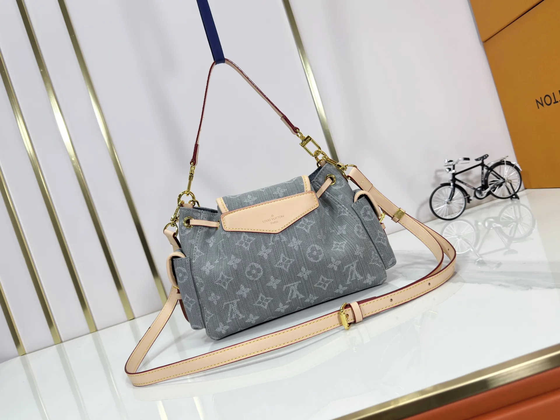 P280 Upgraded original M25085 This Odysée handbag is from the 2025 early autumn series, paying tribute to the brand heritage with a stylish everyday design. Dazzling buckles and detachable chains accentuate the Monogram canvas body, and the side pockets provide easy access to keys, lipstick and other small items. Dimensions: 27.0 x 17.0 x 12.0 cm (length x height x width)