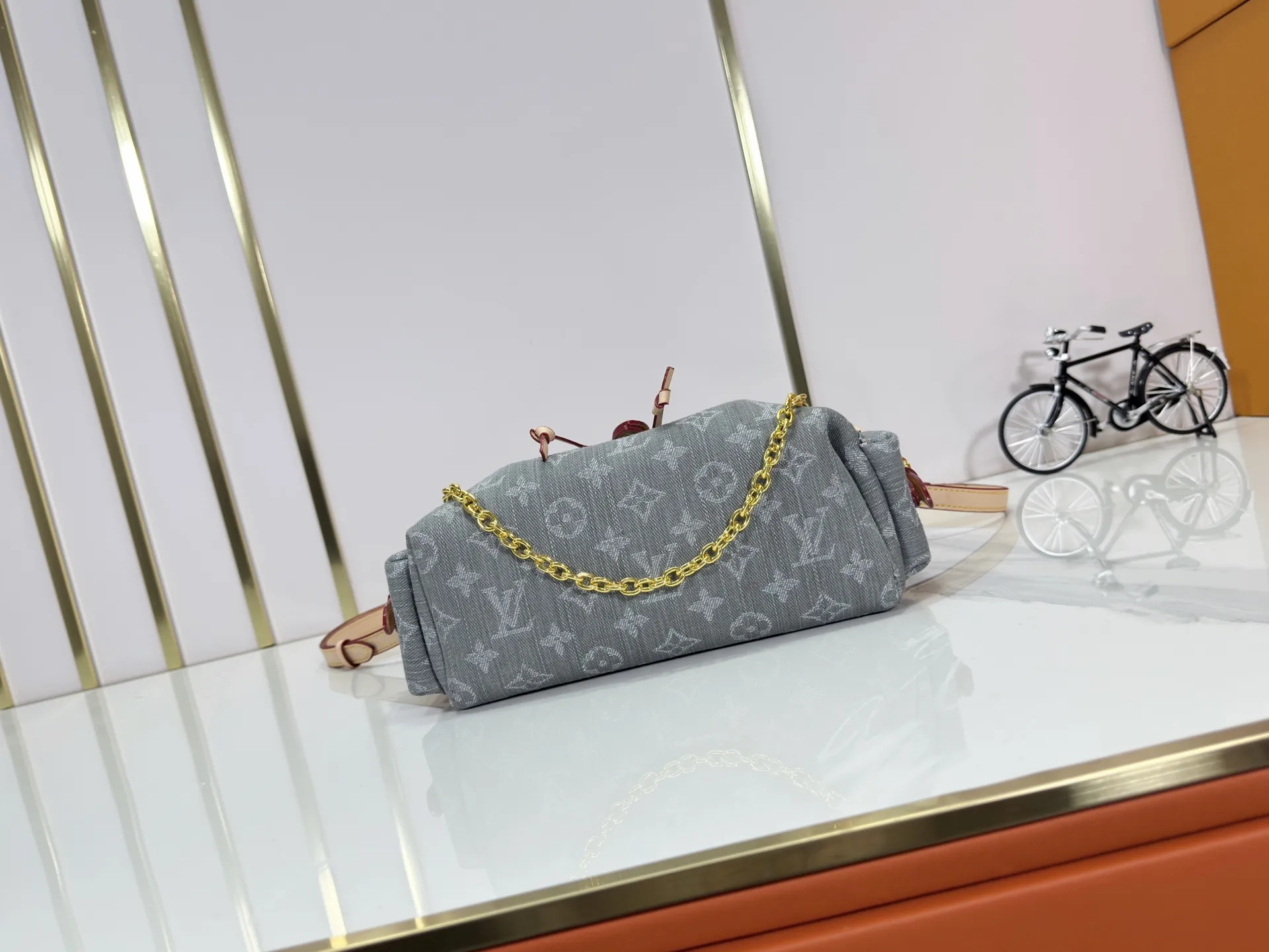 P280 Upgraded original M25085 This Odysée handbag is from the 2025 early autumn series, paying tribute to the brand heritage with a stylish everyday design. Dazzling buckles and detachable chains accentuate the Monogram canvas body, and the side pockets provide easy access to keys, lipstick and other small items. Dimensions: 27.0 x 17.0 x 12.0 cm (length x height x width)