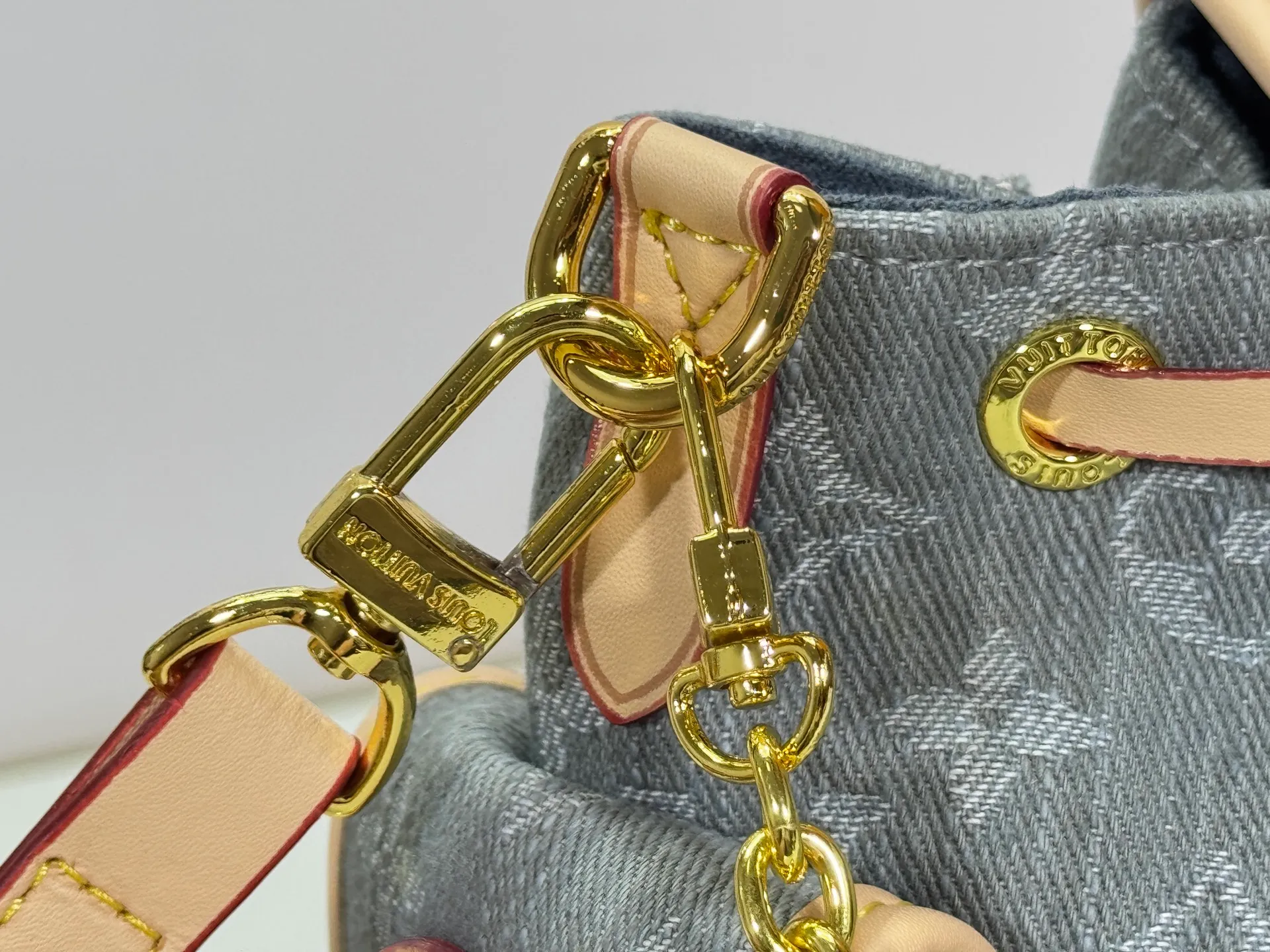 P280 Upgraded original M25085 This Odysée handbag is from the 2025 early autumn series, paying tribute to the brand heritage with a stylish everyday design. Dazzling buckles and detachable chains accentuate the Monogram canvas body, and the side pockets provide easy access to keys, lipstick and other small items. Dimensions: 27.0 x 17.0 x 12.0 cm (length x height x width)