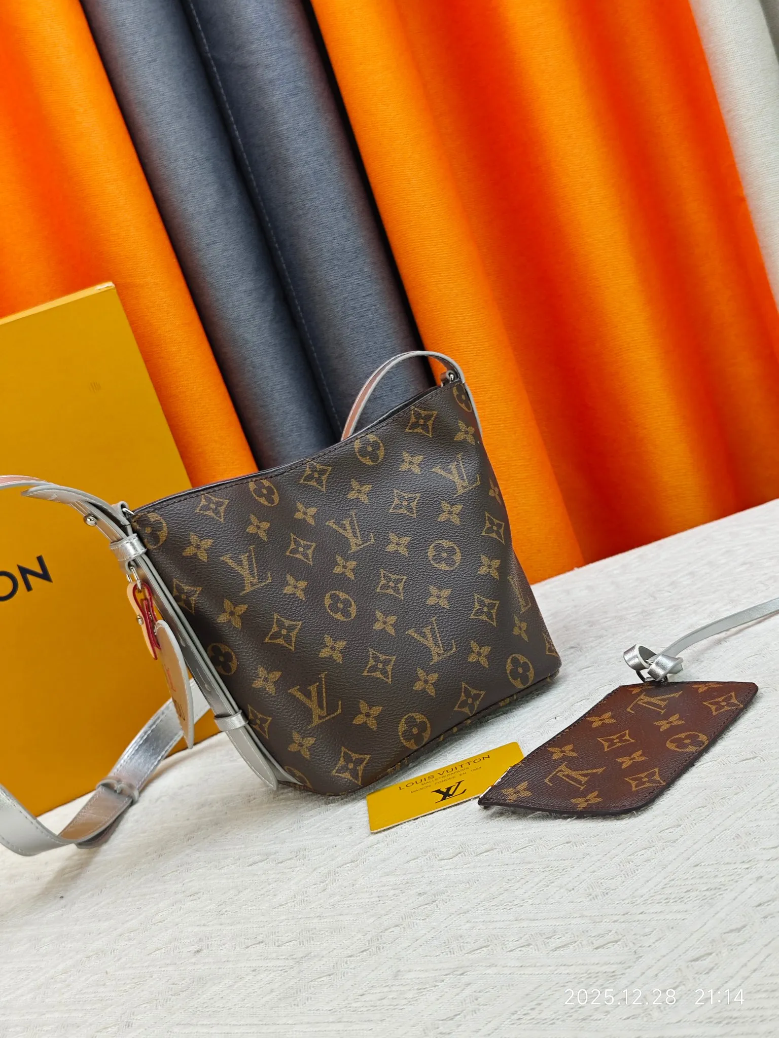 P220 upgraded original M27529 M12925 M12926 M13480 M13044 M14356 M13045 M13089 This All In BB handbag is made of Monogram canvas with shiny metal parts, and the iconic pendant and nameplate highlight the classic style. The adjustable shoulder strap continues the brand's trunk-making heritage, and the leather shoulder strap adds cross-body and shoulder carry options. The foldable design enables the silhouette to be retracted and retracted freely, providing ample space for daily use. 16.0 x 18.0 x 12.0 cm (length x height x width)