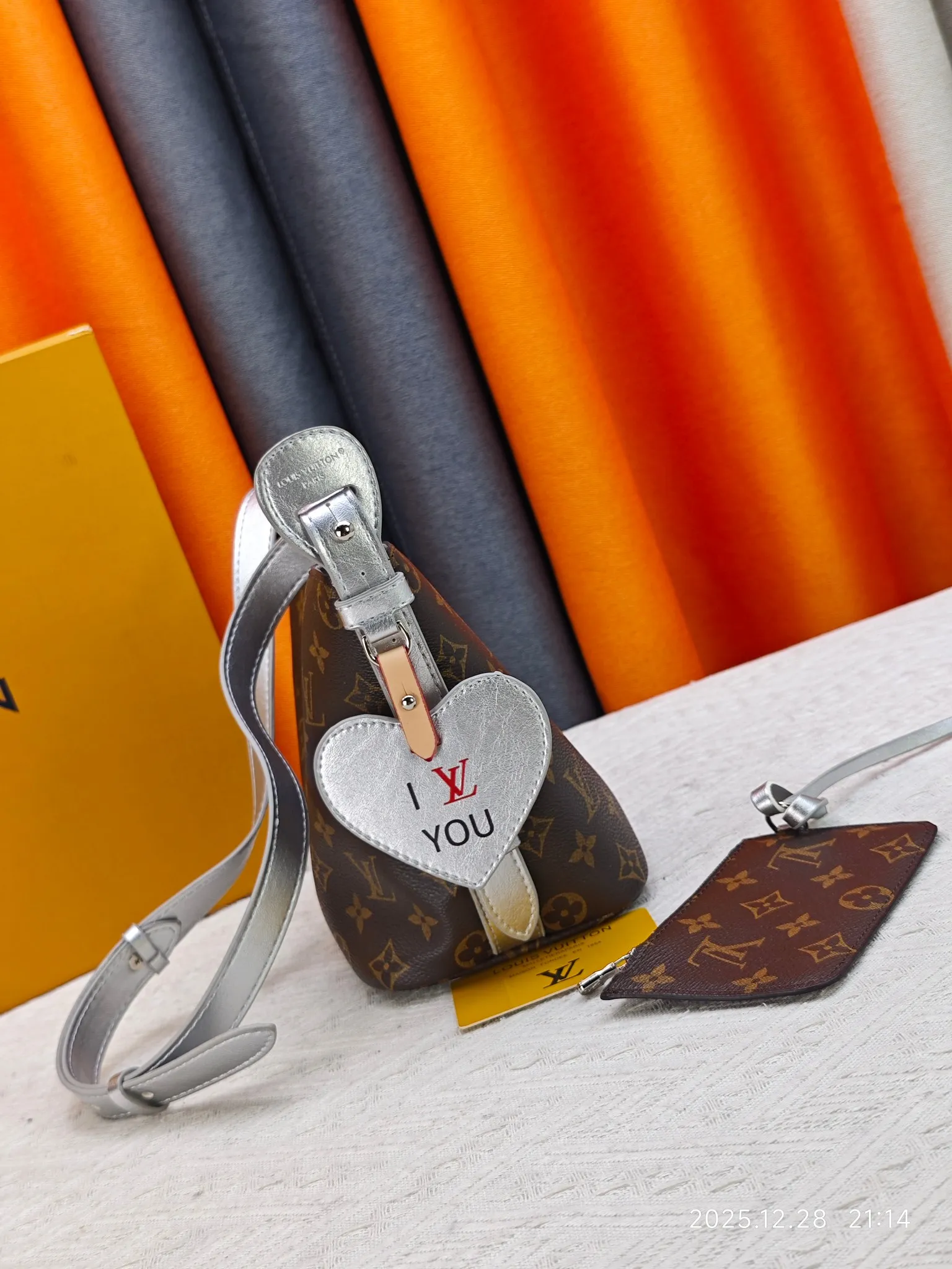 P220 upgraded original M27529 M12925 M12926 M13480 M13044 M14356 M13045 M13089 This All In BB handbag is made of Monogram canvas with shiny metal parts, and the iconic pendant and nameplate highlight the classic style. The adjustable shoulder strap continues the brand's trunk-making heritage, and the leather shoulder strap adds cross-body and shoulder carry options. The foldable design enables the silhouette to be retracted and retracted freely, providing ample space for daily use. 16.0 x 18.0 x 12.0 cm (length x height x width)