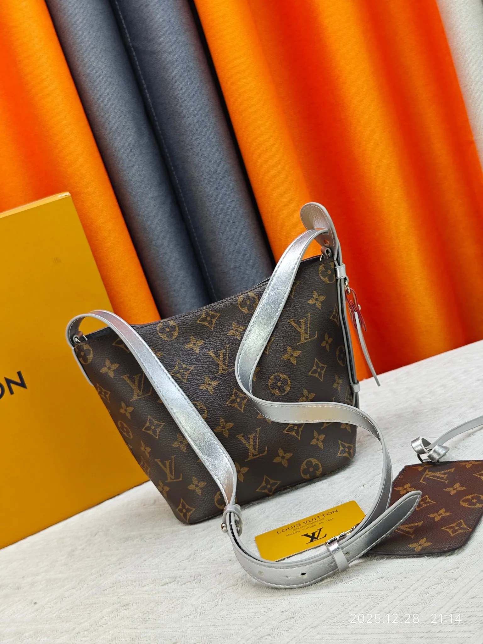P220 upgraded original M27529 M12925 M12926 M13480 M13044 M14356 M13045 M13089 This All In BB handbag is made of Monogram canvas with shiny metal parts, and the iconic pendant and nameplate highlight the classic style. The adjustable shoulder strap continues the brand's trunk-making heritage, and the leather shoulder strap adds cross-body and shoulder carry options. The foldable design enables the silhouette to be retracted and retracted freely, providing ample space for daily use. 16.0 x 18.0 x 12.0 cm (length x height x width)