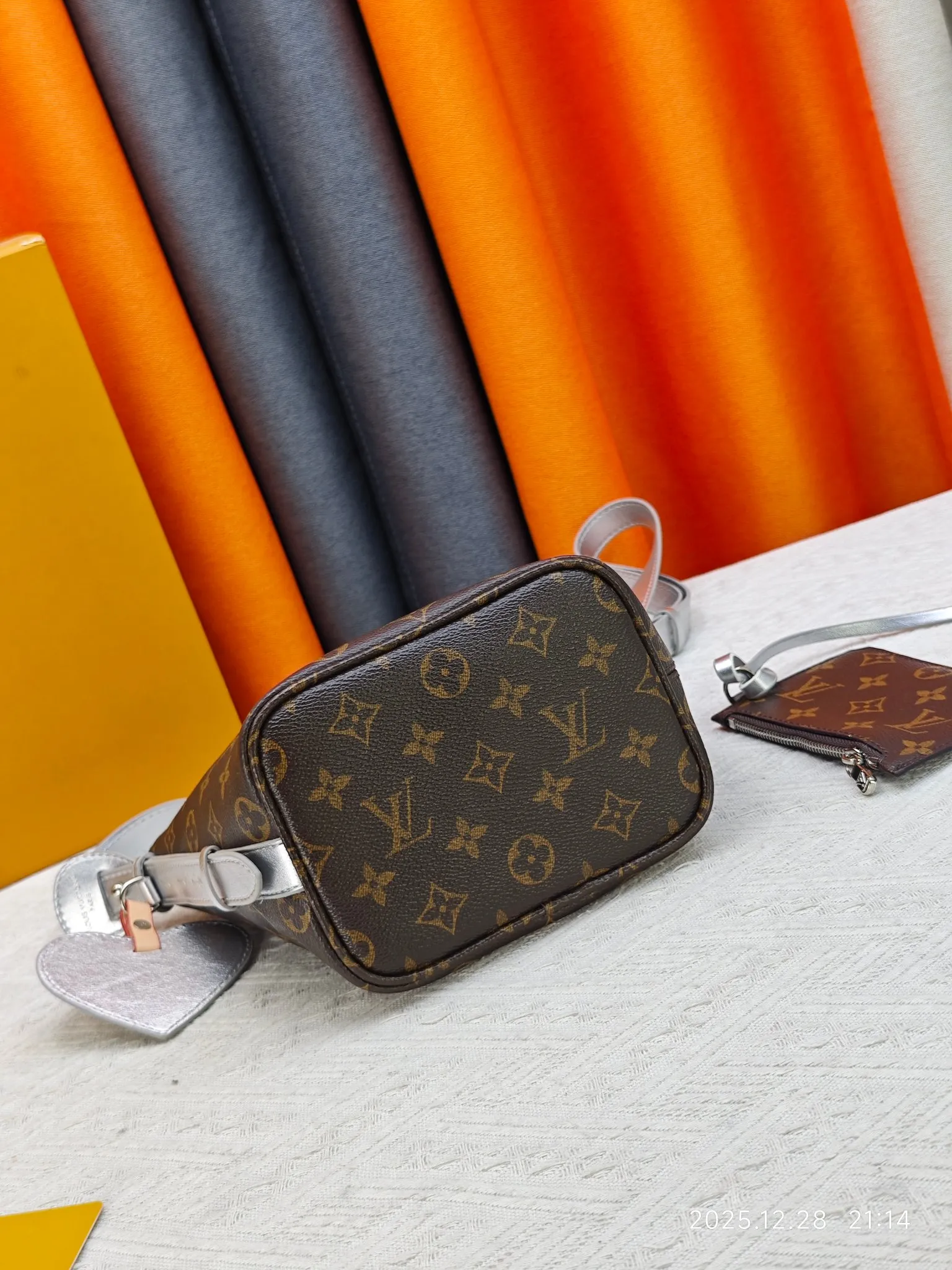 P220 upgraded original M27529 M12925 M12926 M13480 M13044 M14356 M13045 M13089 This All In BB handbag is made of Monogram canvas with shiny metal parts, and the iconic pendant and nameplate highlight the classic style. The adjustable shoulder strap continues the brand's trunk-making heritage, and the leather shoulder strap adds cross-body and shoulder carry options. The foldable design enables the silhouette to be retracted and retracted freely, providing ample space for daily use. 16.0 x 18.0 x 12.0 cm (length x height x width)