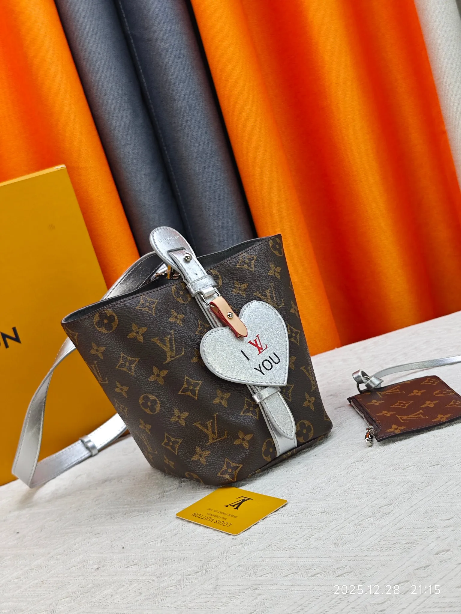 P220 upgraded original M27529 M12925 M12926 M13480 M13044 M14356 M13045 M13089 This All In BB handbag is made of Monogram canvas with shiny metal parts, and the iconic pendant and nameplate highlight the classic style. The adjustable shoulder strap continues the brand's trunk-making heritage, and the leather shoulder strap adds cross-body and shoulder carry options. The foldable design enables the silhouette to be retracted and retracted freely, providing ample space for daily use. 16.0 x 18.0 x 12.0 cm (length x height x width)
