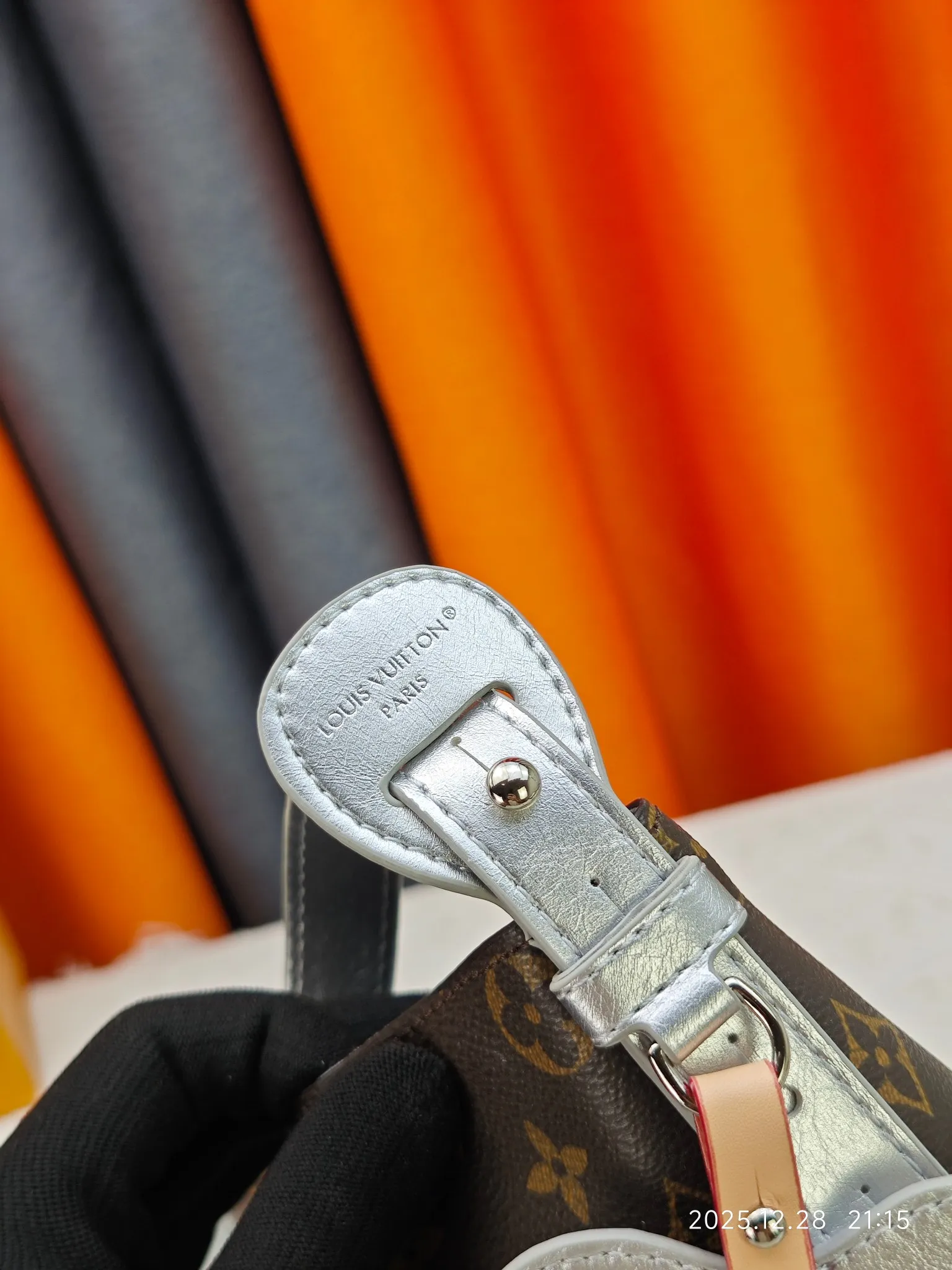 P220 upgraded original M27529 M12925 M12926 M13480 M13044 M14356 M13045 M13089 This All In BB handbag is made of Monogram canvas with shiny metal parts, and the iconic pendant and nameplate highlight the classic style. The adjustable shoulder strap continues the brand's trunk-making heritage, and the leather shoulder strap adds cross-body and shoulder carry options. The foldable design enables the silhouette to be retracted and retracted freely, providing ample space for daily use. 16.0 x 18.0 x 12.0 cm (length x height x width)