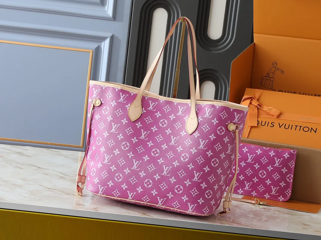 💰300💰Upgraded original M40995 The legendary Neverfull handbag can always meet your various handbag needs. It has a large capacity but is not bulky. It is stiff and soft to the touch, making it suitable for home and travel. Tighten the side ties and it instantly transforms into a stylish urban handbag. Loosen the straps and it transforms into a chic and practical handbag. The slender leather handle can be carried over the shoulder or between the arms. The model shown here is made of Damier Ebène canvas. Dimensions: 31.0 x 28.0 x 14.0 cm