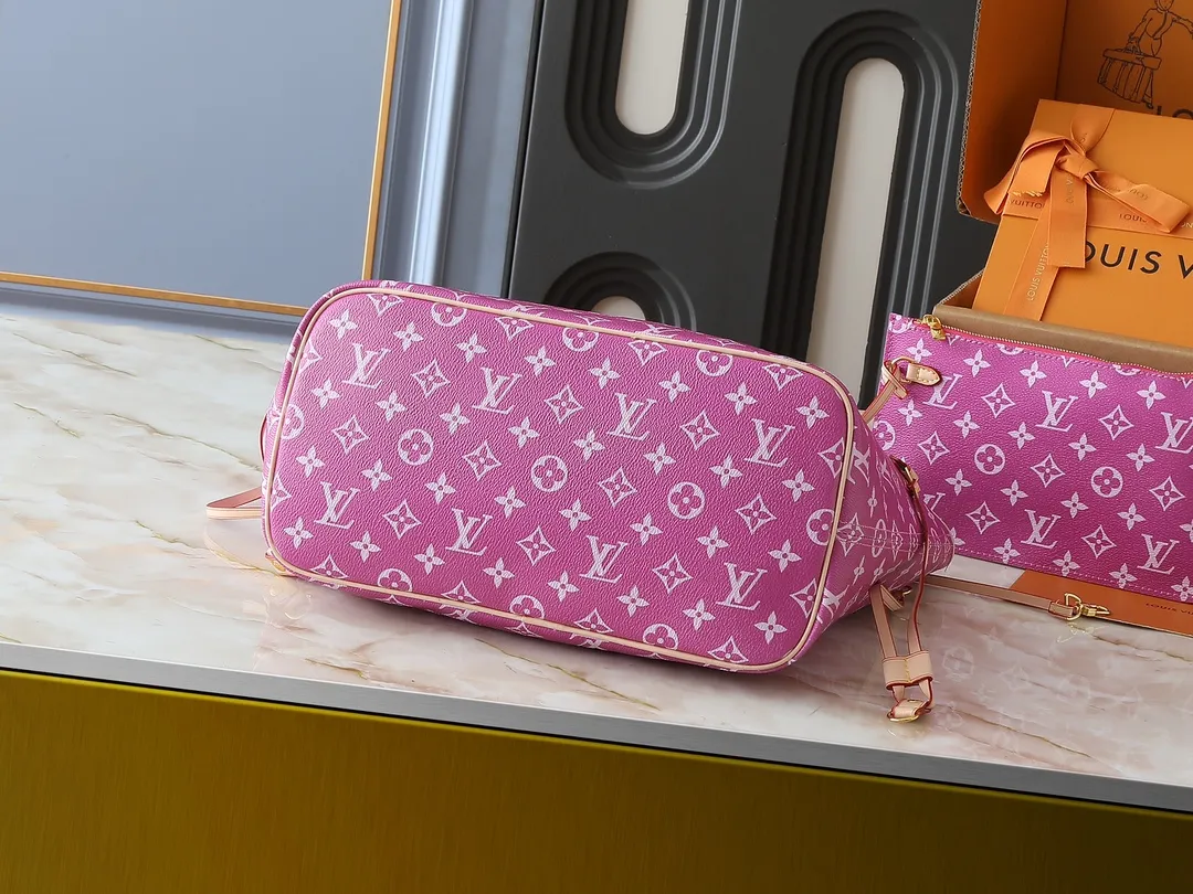 💰300💰Upgraded original M40995 The legendary Neverfull handbag can always meet your various handbag needs. It has a large capacity but is not bulky. It is stiff and soft to the touch, making it suitable for home and travel. Tighten the side ties and it instantly transforms into a stylish urban handbag. Loosen the straps and it transforms into a chic and practical handbag. The slender leather handle can be carried over the shoulder or between the arms. The model shown here is made of Damier Ebène canvas. Dimensions: 31.0 x 28.0 x 14.0 cm