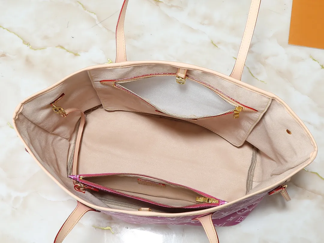 💰300💰Upgraded original M40995 The legendary Neverfull handbag can always meet your various handbag needs. It has a large capacity but is not bulky. It is stiff and soft to the touch, making it suitable for home and travel. Tighten the side ties and it instantly transforms into a stylish urban handbag. Loosen the straps and it transforms into a chic and practical handbag. The slender leather handle can be carried over the shoulder or between the arms. The model shown here is made of Damier Ebène canvas. Dimensions: 31.0 x 28.0 x 14.0 cm
