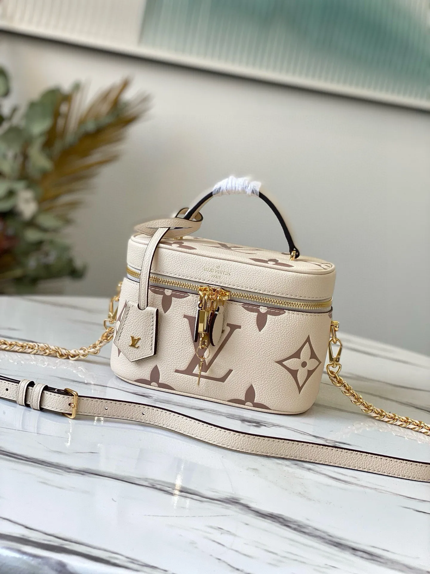 💰1160 (top layer leather) M45599 The top original Vanity small handbag draws inspiration from the Monogram Nice Vanity cosmetic bag, and uses Monogram Empreinte leather embossed with the Giant Monogram pattern to create a unique configuration. Leather-tipped zip pulls, elegant handles and a detachable shoulder strap combine eye-catching style with practical functionality. Dimensions: 19 x 13 x 11 cm