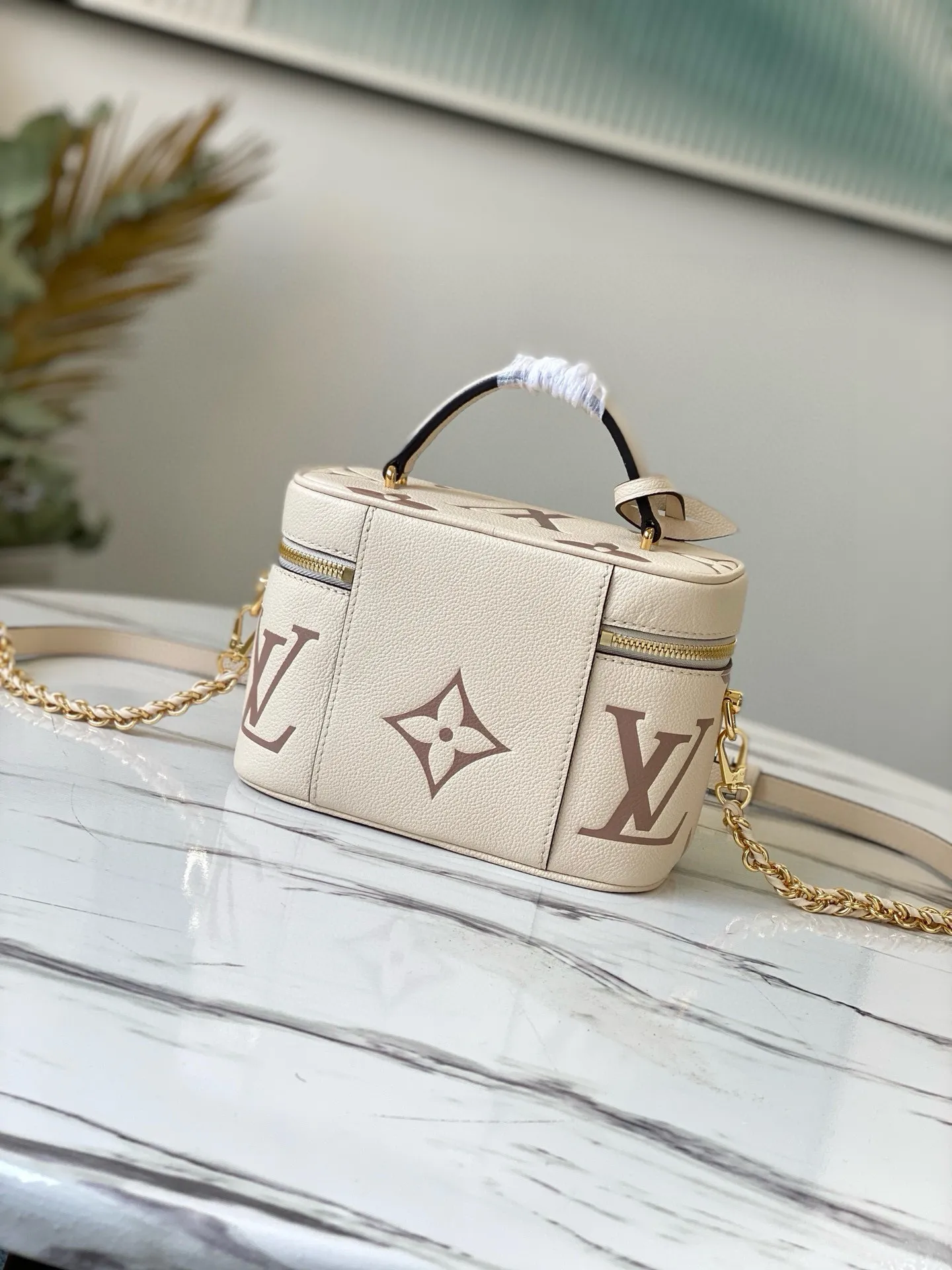 💰1160 (top layer leather) M45599 The top original Vanity small handbag draws inspiration from the Monogram Nice Vanity cosmetic bag, and uses Monogram Empreinte leather embossed with the Giant Monogram pattern to create a unique configuration. Leather-tipped zip pulls, elegant handles and a detachable shoulder strap combine eye-catching style with practical functionality. Dimensions: 19 x 13 x 11 cm