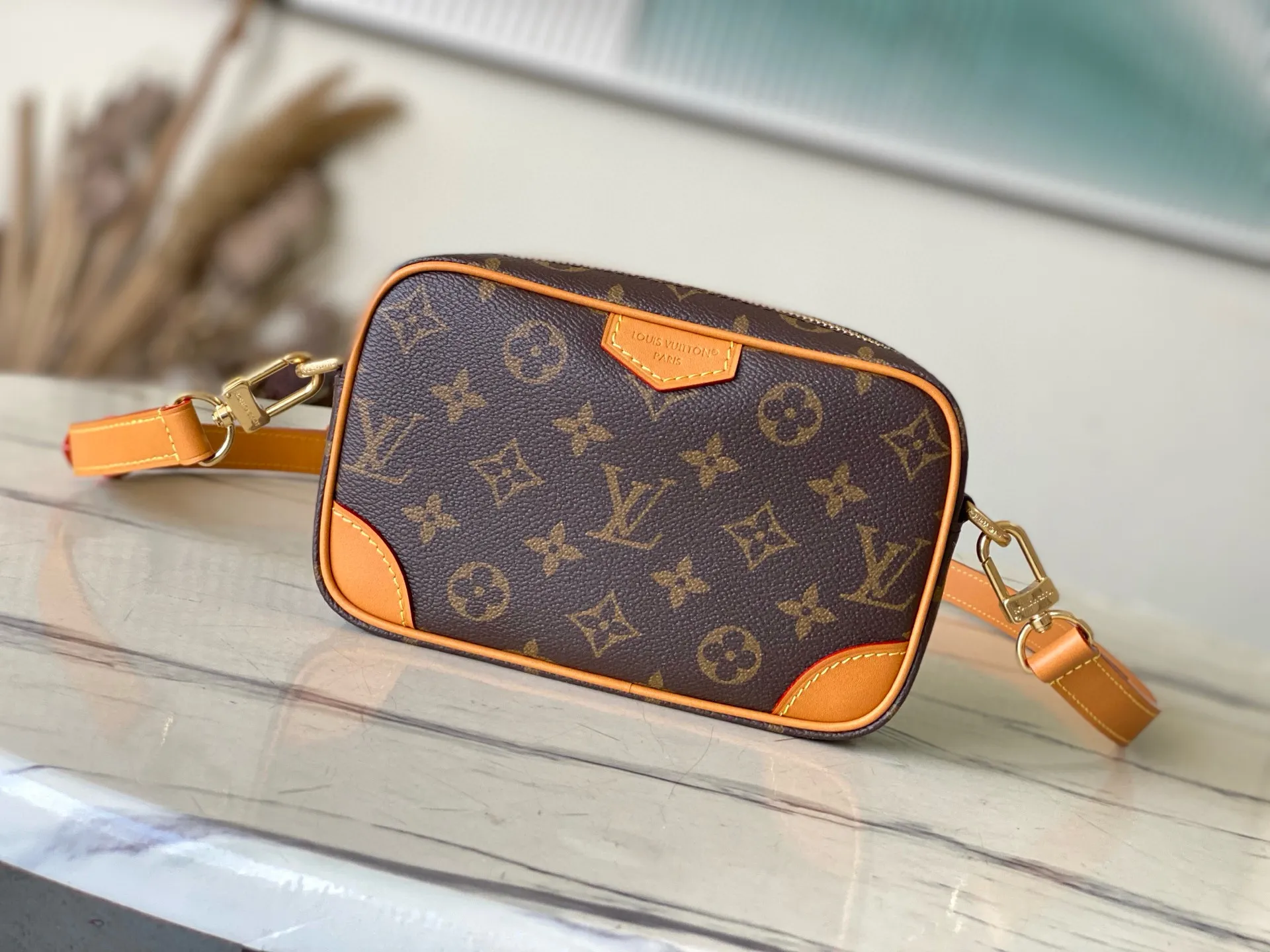 💰900 Top Original Order M14058 Trocadero mini handbag is made of Monogram canvas, vintage cow leather trim and reinforced front corners. It pays tribute to Louis Vuitton's legendary history and combines retro charm with exquisite modernity. The design is inspired by Louis Vuitton's cross-body bags designed in the 1980s and features a removable and adjustable shoulder strap. Dimensions: 20 × 13 × 6.5 cm