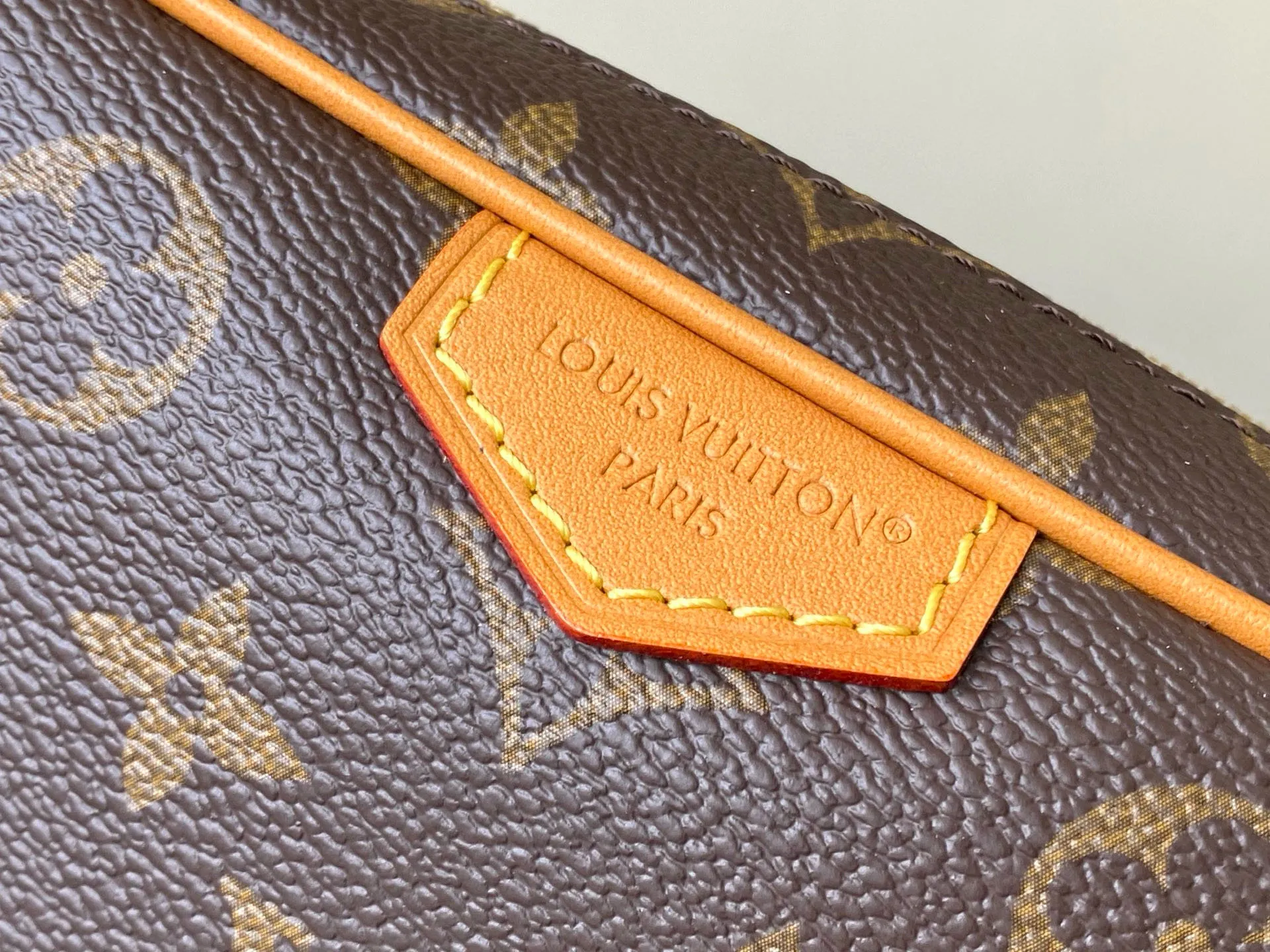 💰900 Top Original Order M14058 Trocadero mini handbag is made of Monogram canvas, vintage cow leather trim and reinforced front corners. It pays tribute to Louis Vuitton's legendary history and combines retro charm with exquisite modernity. The design is inspired by Louis Vuitton's cross-body bags designed in the 1980s and features a removable and adjustable shoulder strap. Dimensions: 20 × 13 × 6.5 cm
