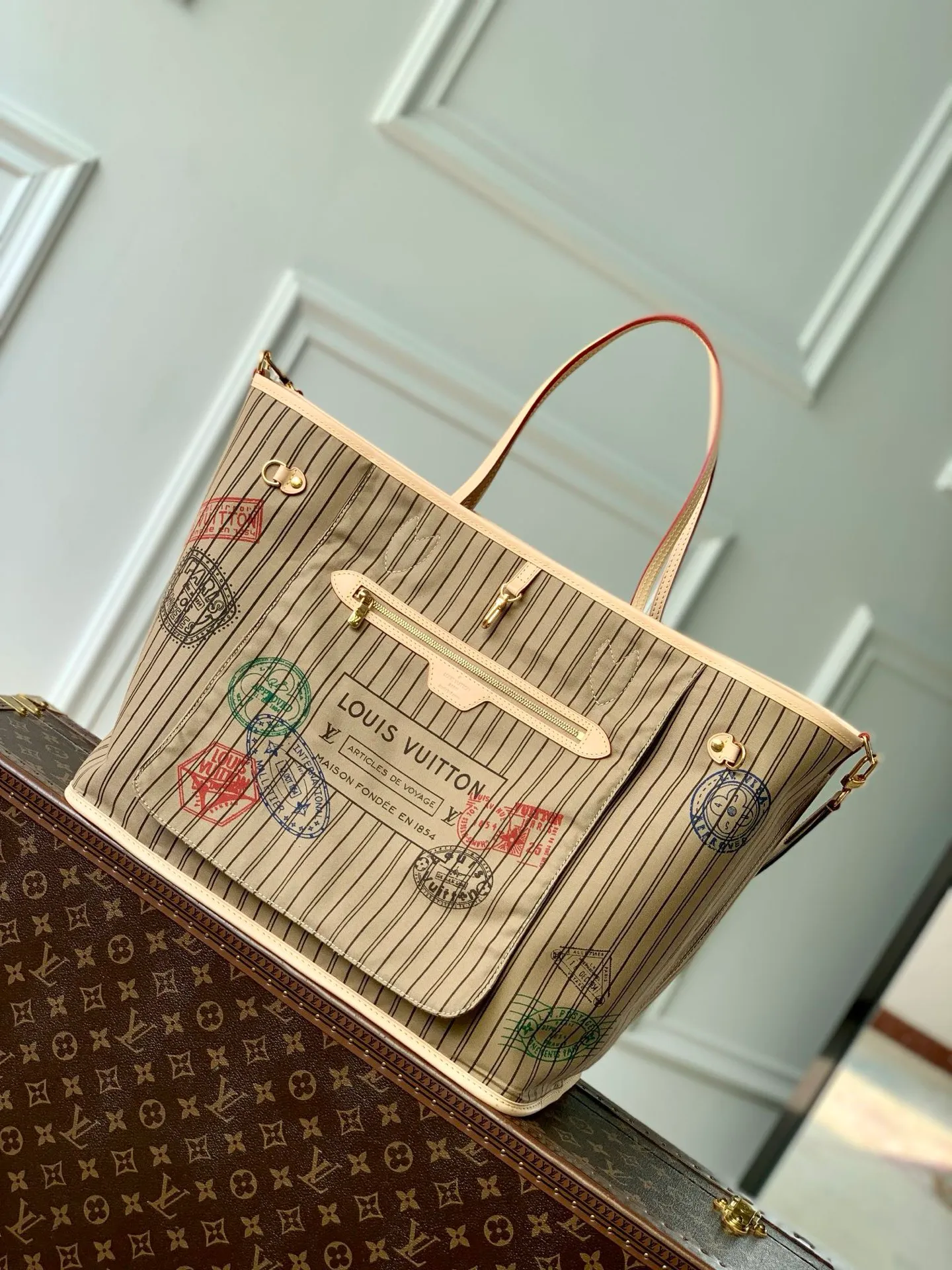 💰1080 Top original single M11948, Neverfull Bandoulière Inside Out GM handbag uses Monogram canvas and colorful embossed fabric to perform a double-sided design, and then the elegant bag body reflects the delicate luster of the metal parts, injecting new season interest into the classic configuration. Easily convert it into a Hobo bag or cross-body bag with the side hook closure and detachable shoulder strap. 32 x 19 x 39 cm (height x width x length)