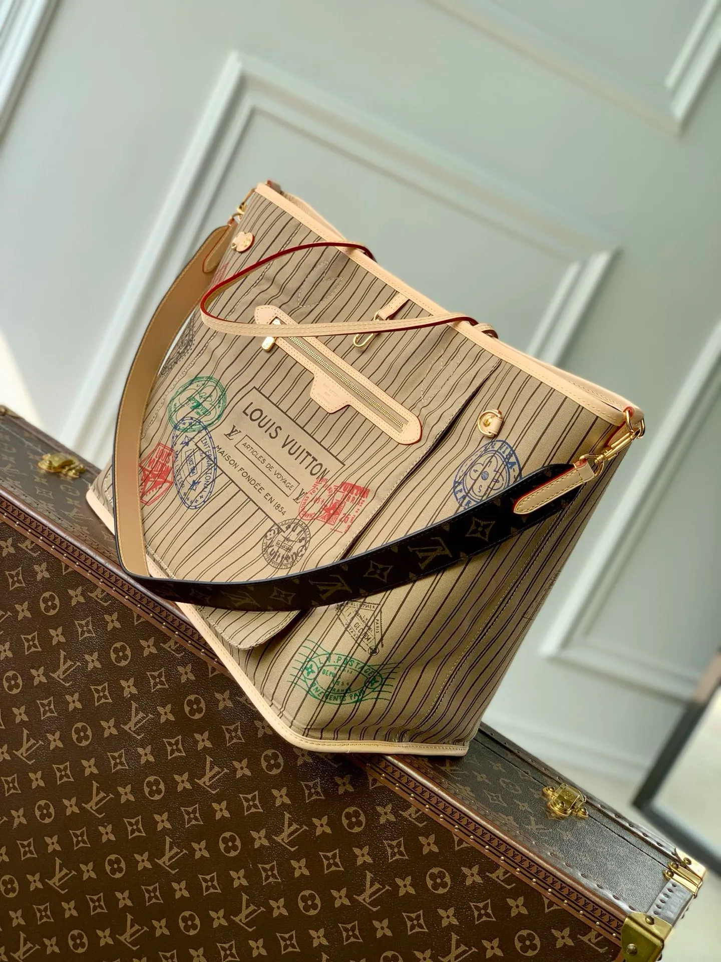 💰1080 Top original single M11948, Neverfull Bandoulière Inside Out GM handbag uses Monogram canvas and colorful embossed fabric to perform a double-sided design, and then the elegant bag body reflects the delicate luster of the metal parts, injecting new season interest into the classic configuration. Easily convert it into a Hobo bag or cross-body bag with the side hook closure and detachable shoulder strap. 32 x 19 x 39 cm (height x width x length)