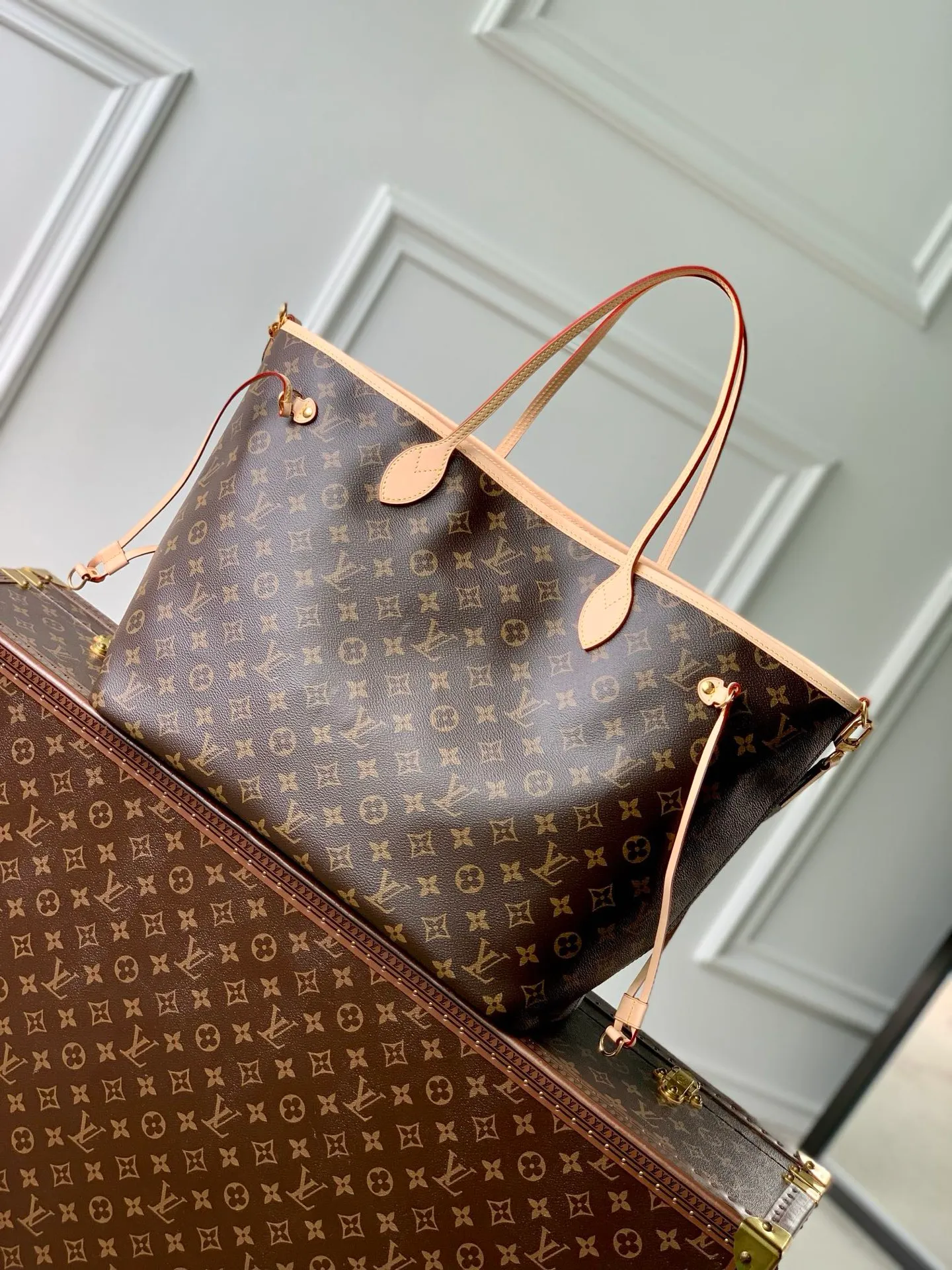 💰1080 Top original single M11948, Neverfull Bandoulière Inside Out GM handbag uses Monogram canvas and colorful embossed fabric to perform a double-sided design, and then the elegant bag body reflects the delicate luster of the metal parts, injecting new season interest into the classic configuration. Easily convert it into a Hobo bag or cross-body bag with the side hook closure and detachable shoulder strap. 32 x 19 x 39 cm (height x width x length)