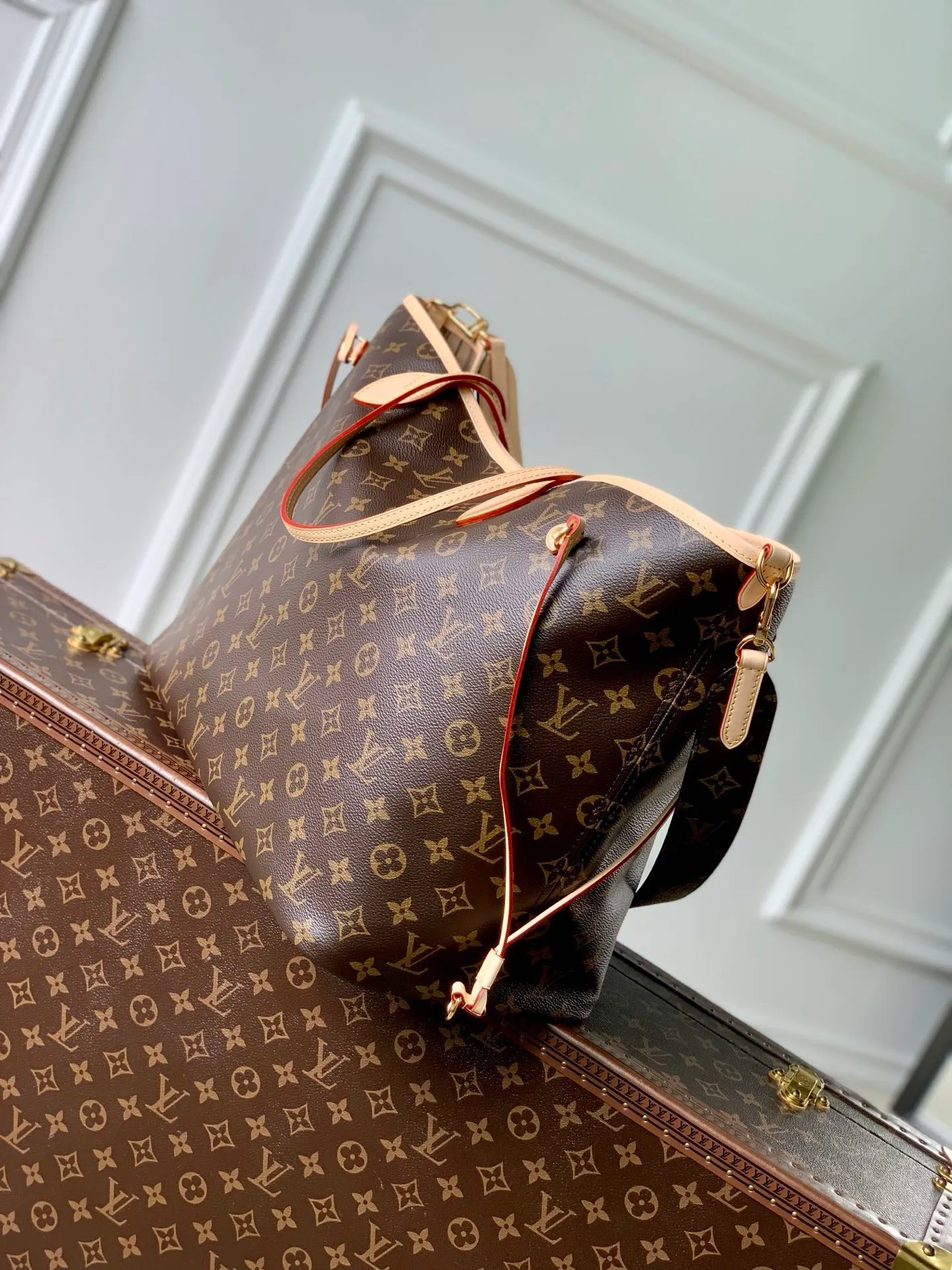 💰1080 Top original single M11948, Neverfull Bandoulière Inside Out GM handbag uses Monogram canvas and colorful embossed fabric to perform a double-sided design, and then the elegant bag body reflects the delicate luster of the metal parts, injecting new season interest into the classic configuration. Easily convert it into a Hobo bag or cross-body bag with the side hook closure and detachable shoulder strap. 32 x 19 x 39 cm (height x width x length)