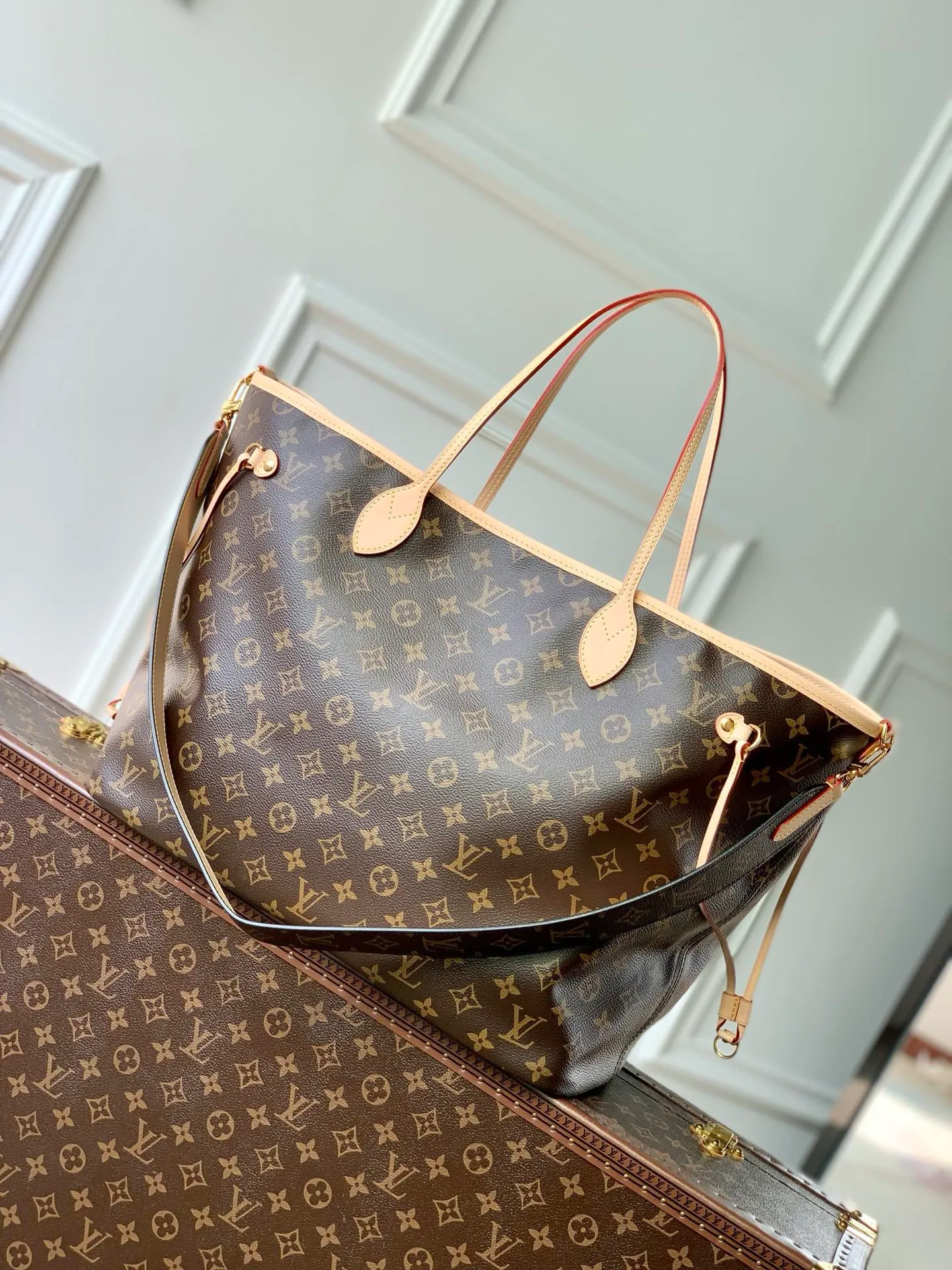 💰1080 Top original single M11948, Neverfull Bandoulière Inside Out GM handbag uses Monogram canvas and colorful embossed fabric to perform a double-sided design, and then the elegant bag body reflects the delicate luster of the metal parts, injecting new season interest into the classic configuration. Easily convert it into a Hobo bag or cross-body bag with the side hook closure and detachable shoulder strap. 32 x 19 x 39 cm (height x width x length)