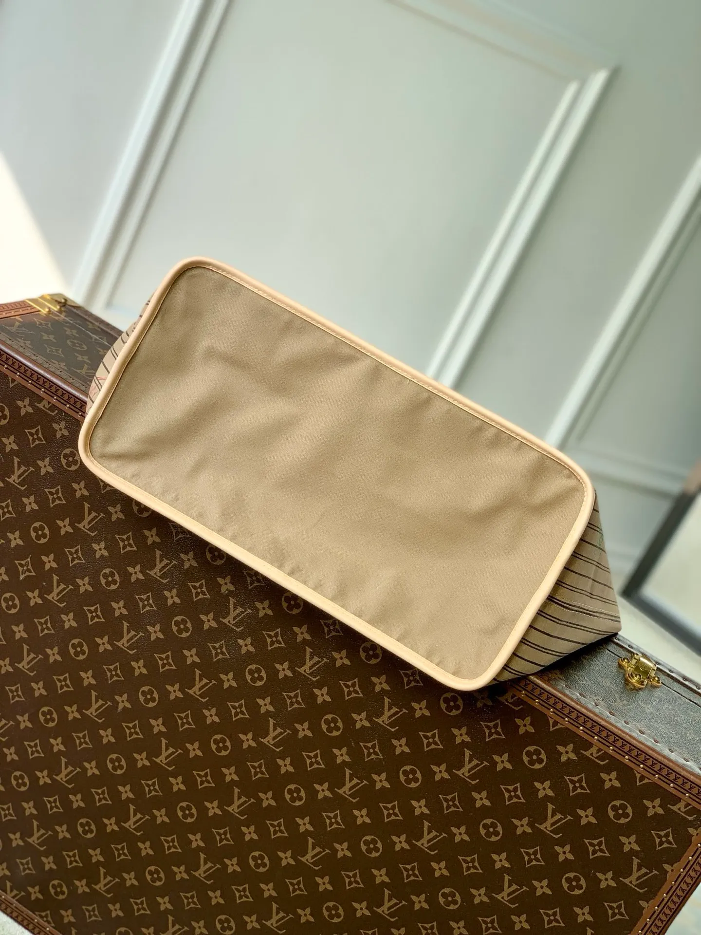 💰1080 Top original single M11948, Neverfull Bandoulière Inside Out GM handbag uses Monogram canvas and colorful embossed fabric to perform a double-sided design, and then the elegant bag body reflects the delicate luster of the metal parts, injecting new season interest into the classic configuration. Easily convert it into a Hobo bag or cross-body bag with the side hook closure and detachable shoulder strap. 32 x 19 x 39 cm (height x width x length)