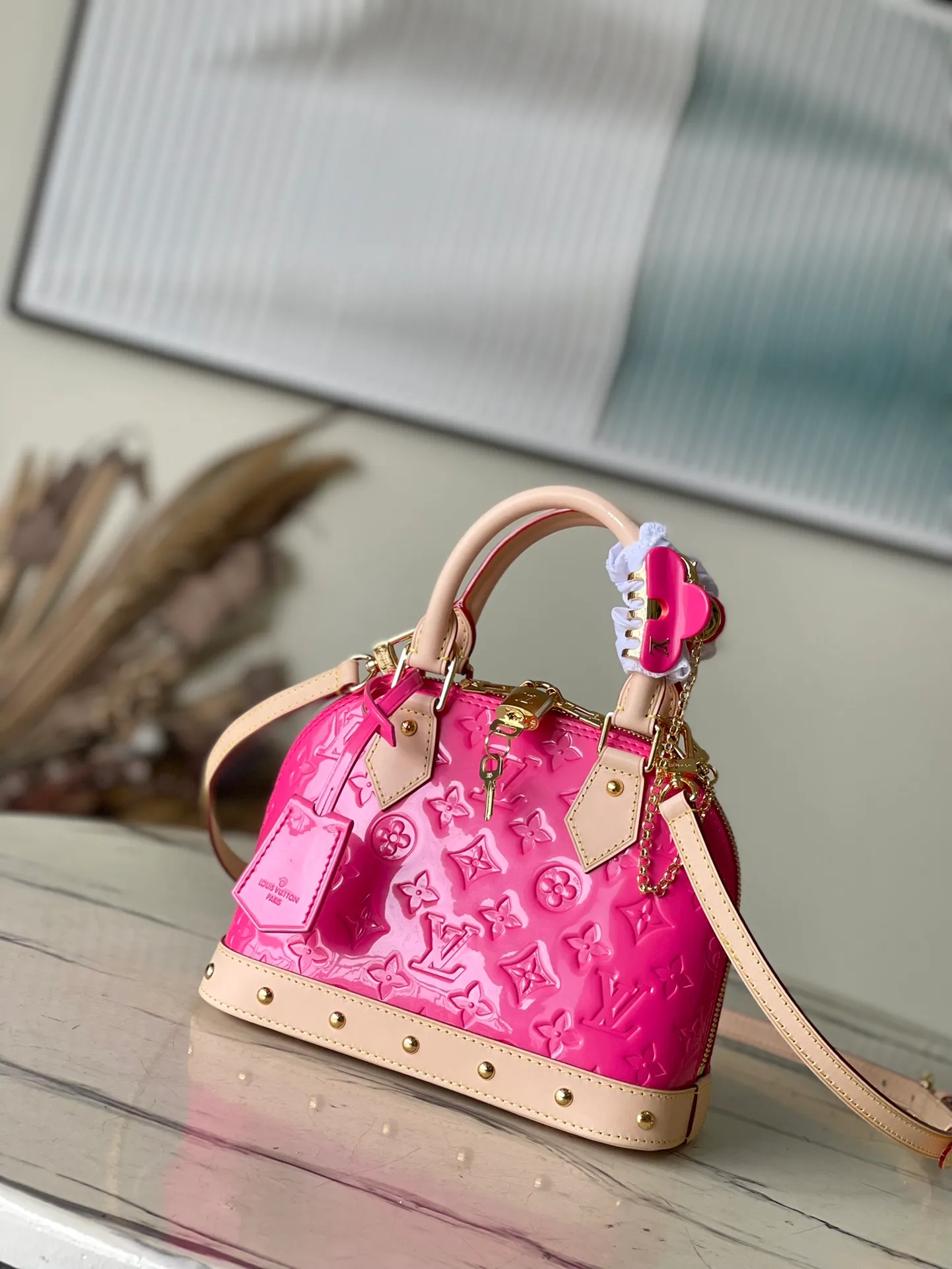 💰1700 (top layer leather) top original order M90611 Rose Red This Alma BB handbag is made of glossy Monogram Vernis leather to create a unique Art Deco style structure, with cow leather handles and lower edges. Metal rivets embellish the handle fixing position and bottom trim, and the bright hair clip adds a trendy touch. Dimensions: 23.5 x 17.5 x 11.5 cm (length x height x width)