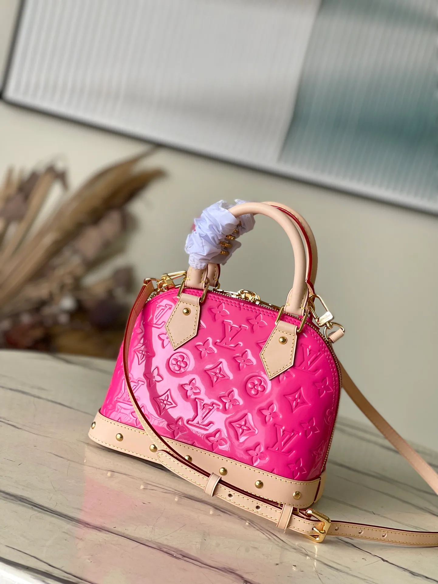 💰1700 (top layer leather) top original order M90611 Rose Red This Alma BB handbag is made of glossy Monogram Vernis leather to create a unique Art Deco style structure, with cow leather handles and lower edges. Metal rivets embellish the handle fixing position and bottom trim, and the bright hair clip adds a trendy touch. Dimensions: 23.5 x 17.5 x 11.5 cm (length x height x width)