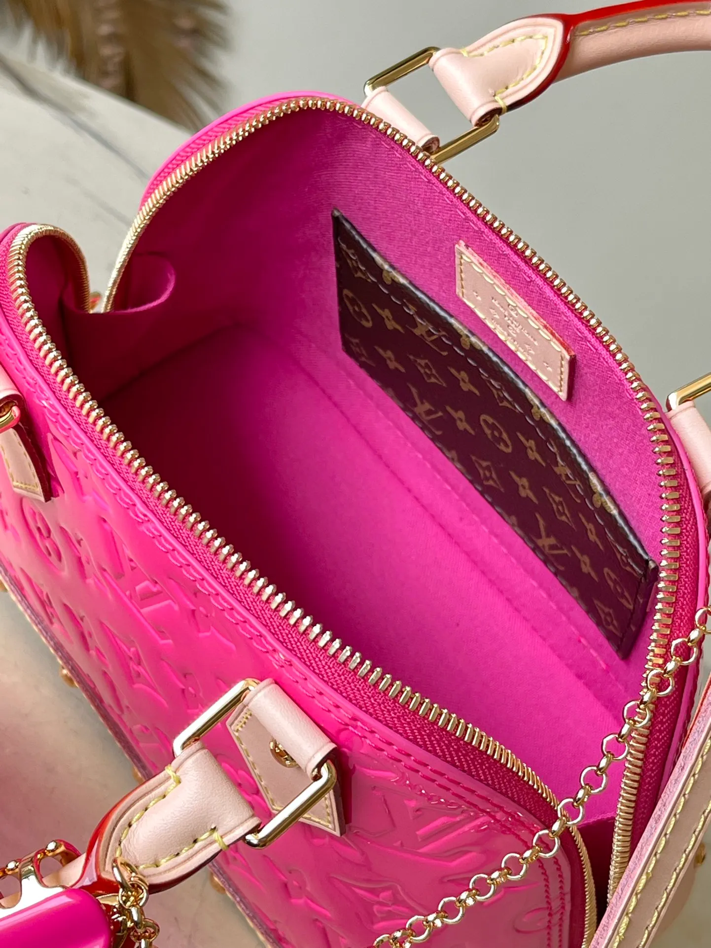 💰1700 (top layer leather) top original order M90611 Rose Red This Alma BB handbag is made of glossy Monogram Vernis leather to create a unique Art Deco style structure, with cow leather handles and lower edges. Metal rivets embellish the handle fixing position and bottom trim, and the bright hair clip adds a trendy touch. Dimensions: 23.5 x 17.5 x 11.5 cm (length x height x width)