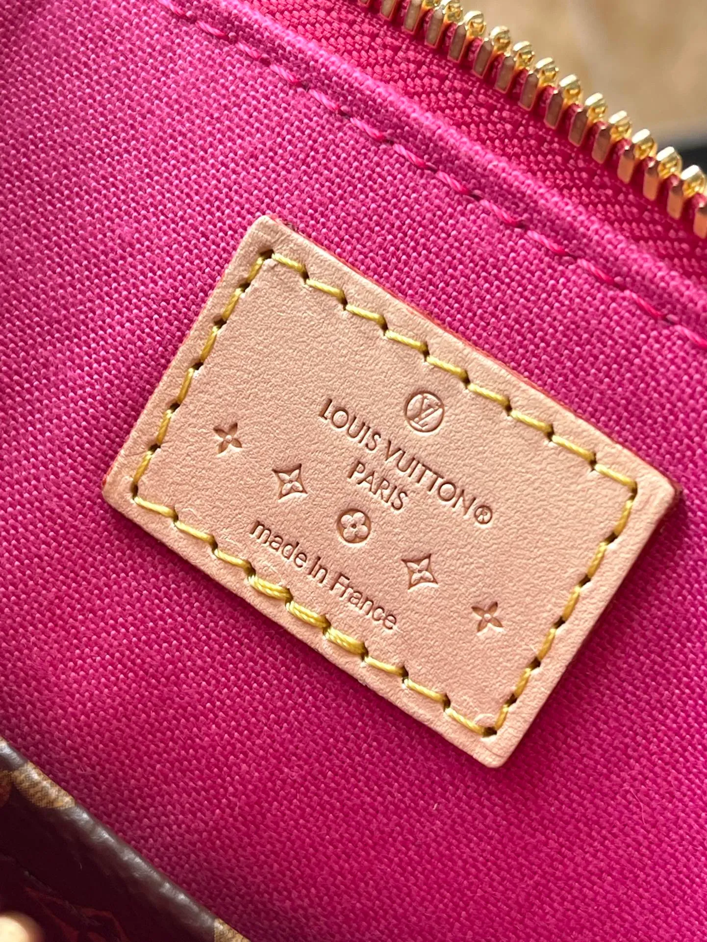 💰1700 (top layer leather) top original order M90611 Rose Red This Alma BB handbag is made of glossy Monogram Vernis leather to create a unique Art Deco style structure, with cow leather handles and lower edges. Metal rivets embellish the handle fixing position and bottom trim, and the bright hair clip adds a trendy touch. Dimensions: 23.5 x 17.5 x 11.5 cm (length x height x width)