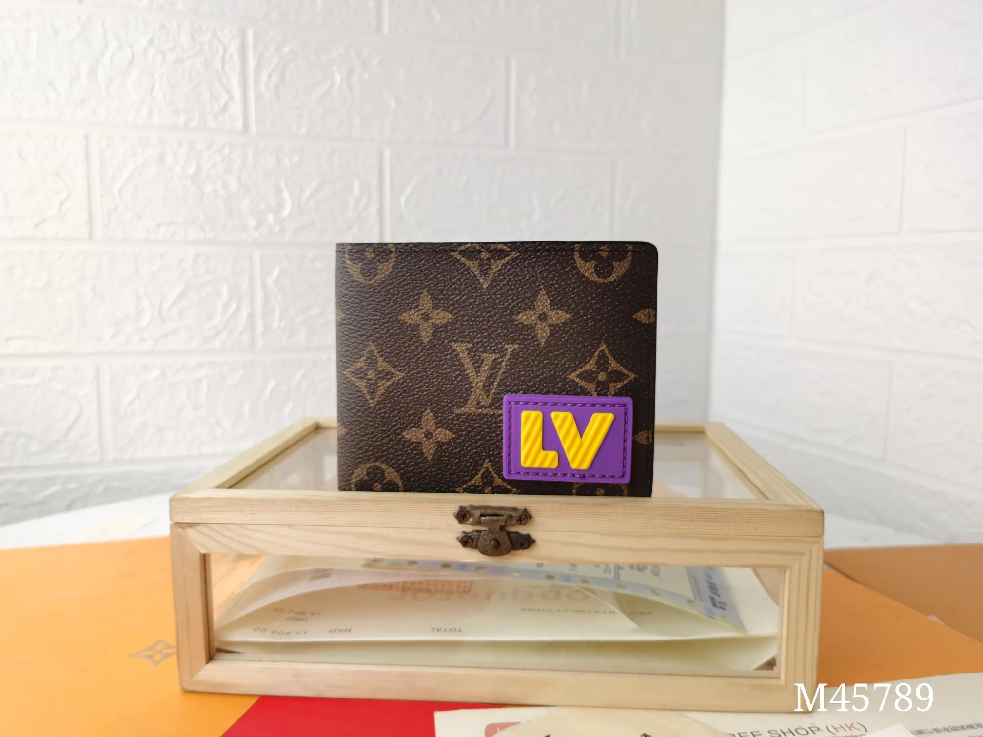 P130💰Top original version💎【Real shot with home background】M45789MULTIPLE wallet is made of classic Monogram canvas embellished with 3D rubber patches, announcing a fun interpretation of the Louis Vuitton logo. Ample space with card slots, coin compartment and receipt pocket60895