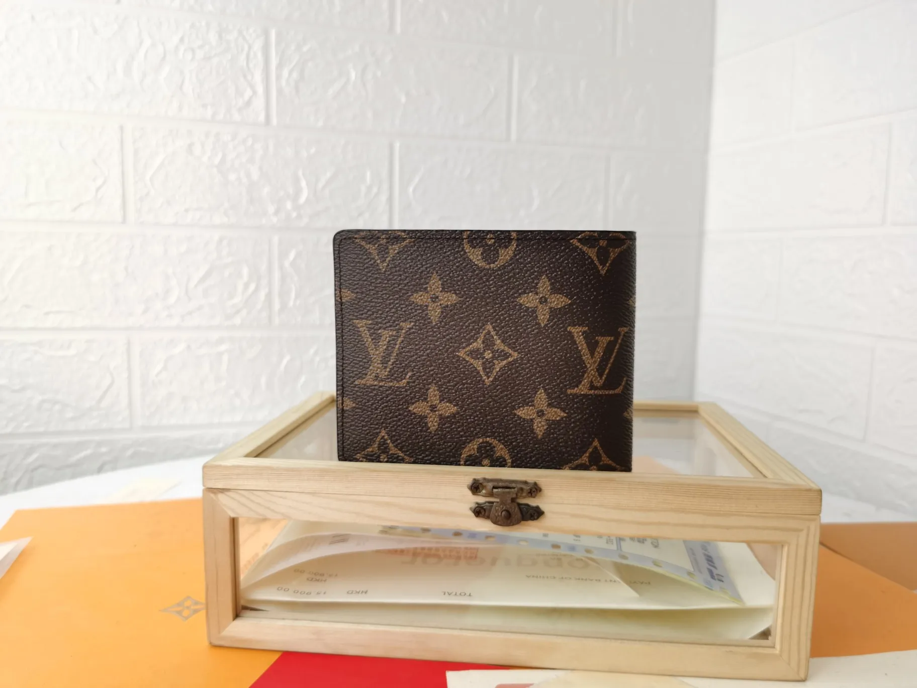P130💰Top original version💎【Real shot with home background】M45789MULTIPLE wallet is made of classic Monogram canvas embellished with 3D rubber patches, announcing a fun interpretation of the Louis Vuitton logo. Ample space with card slots, coin compartment and receipt pocket60895