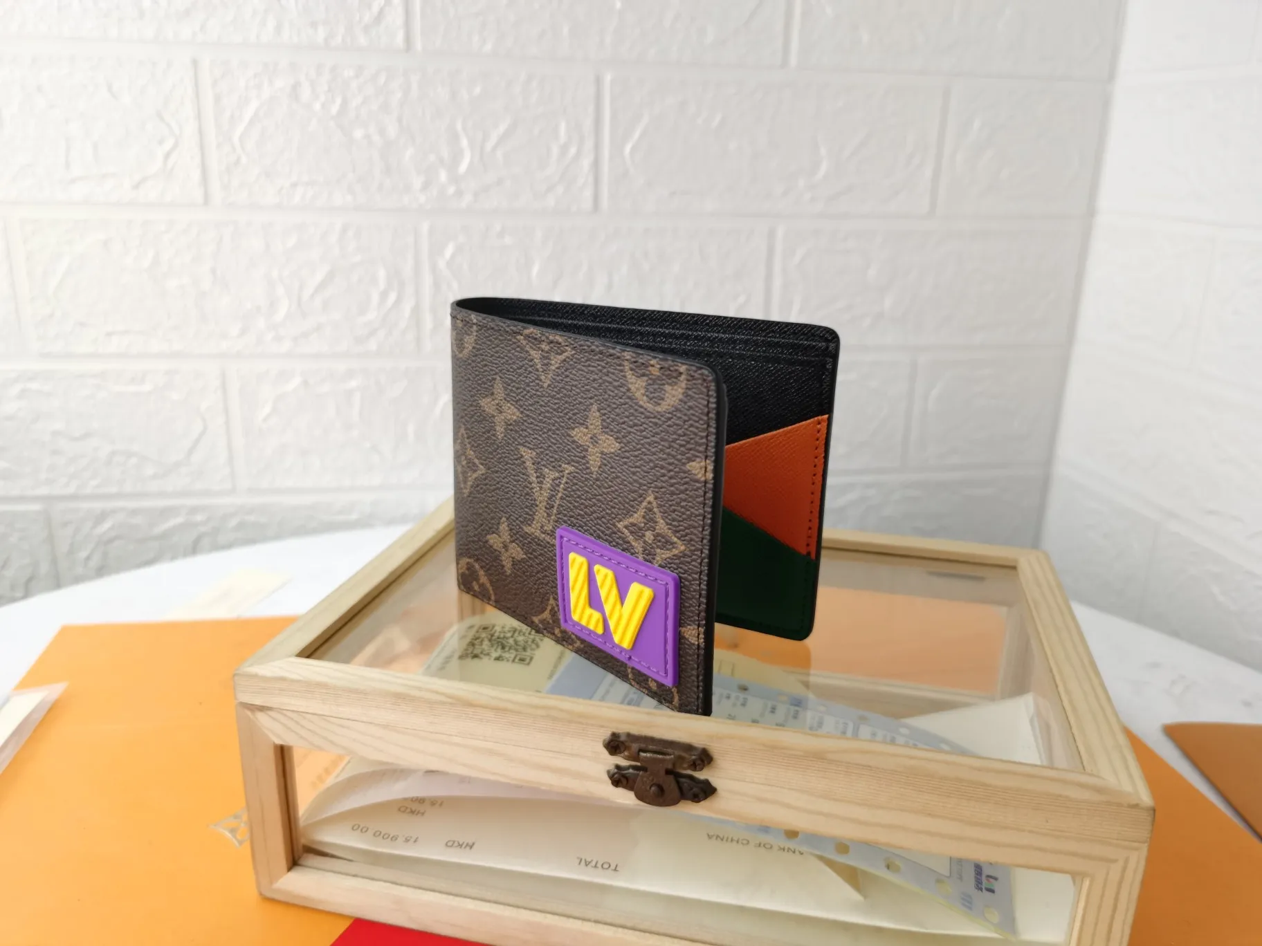 P130💰Top original version💎【Real shot with home background】M45789MULTIPLE wallet is made of classic Monogram canvas embellished with 3D rubber patches, announcing a fun interpretation of the Louis Vuitton logo. Ample space with card slots, coin compartment and receipt pocket60895