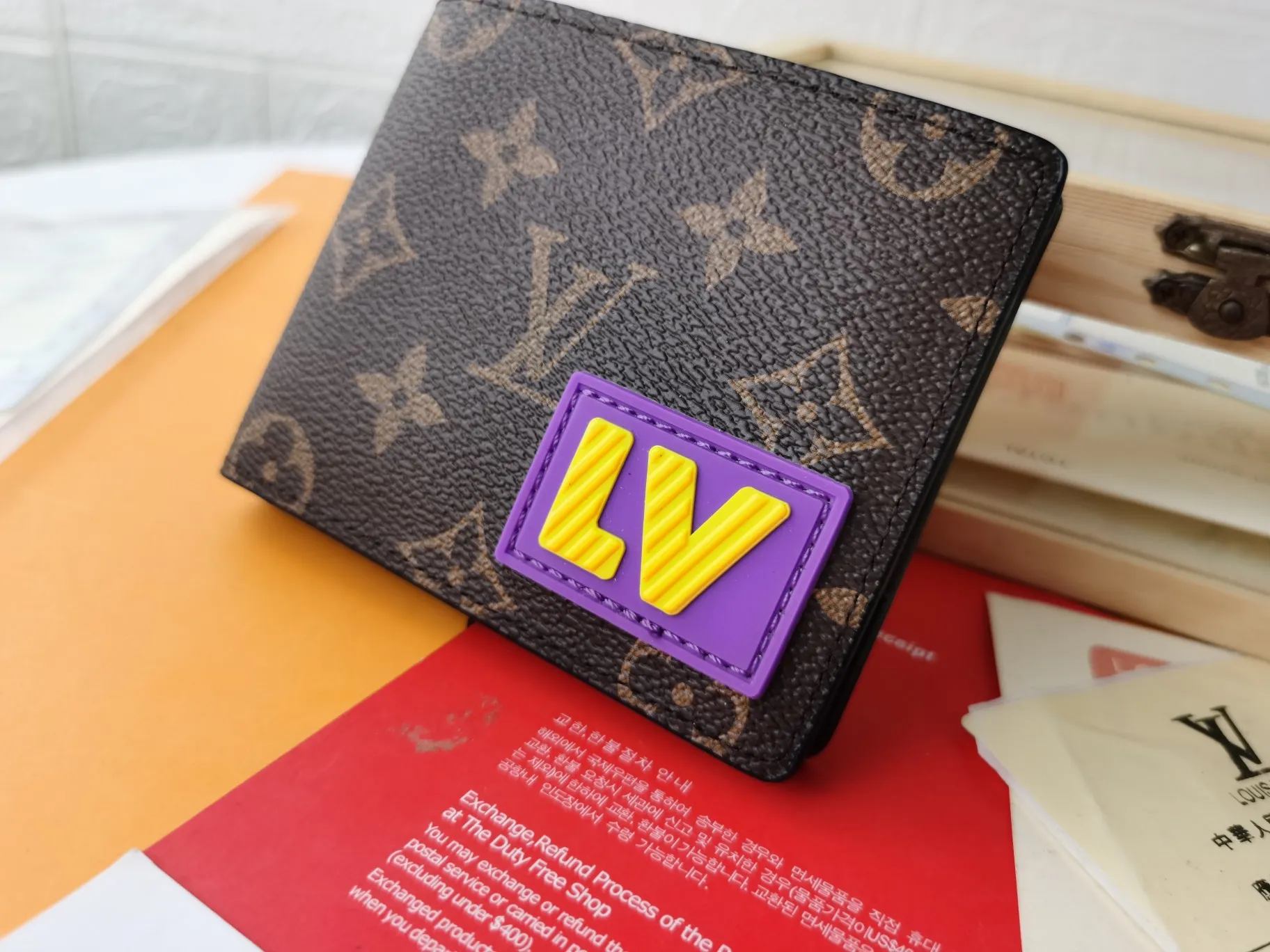 P130💰Top original version💎【Real shot with home background】M45789MULTIPLE wallet is made of classic Monogram canvas embellished with 3D rubber patches, announcing a fun interpretation of the Louis Vuitton logo. Ample space with card slots, coin compartment and receipt pocket60895