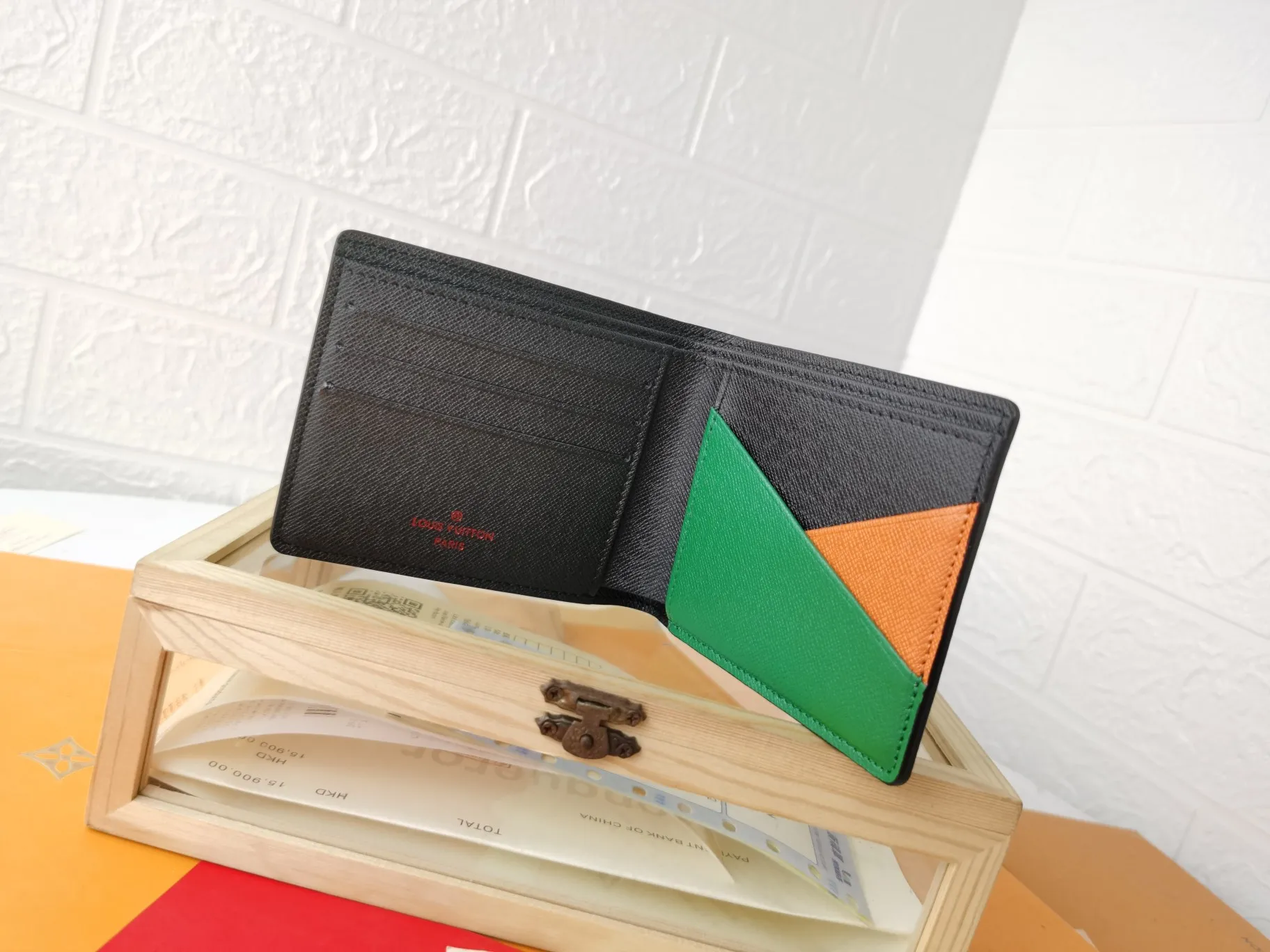 P130💰Top original version💎【Real shot with home background】M45789MULTIPLE wallet is made of classic Monogram canvas embellished with 3D rubber patches, announcing a fun interpretation of the Louis Vuitton logo. Ample space with card slots, coin compartment and receipt pocket60895