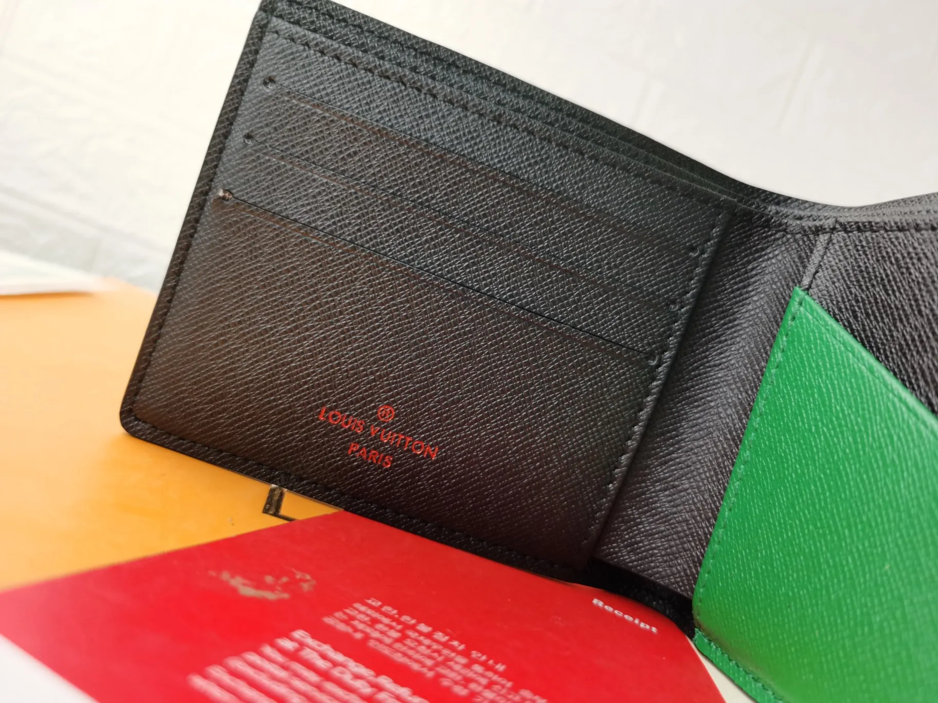 P130💰Top original version💎【Real shot with home background】M45789MULTIPLE wallet is made of classic Monogram canvas embellished with 3D rubber patches, announcing a fun interpretation of the Louis Vuitton logo. Ample space with card slots, coin compartment and receipt pocket60895