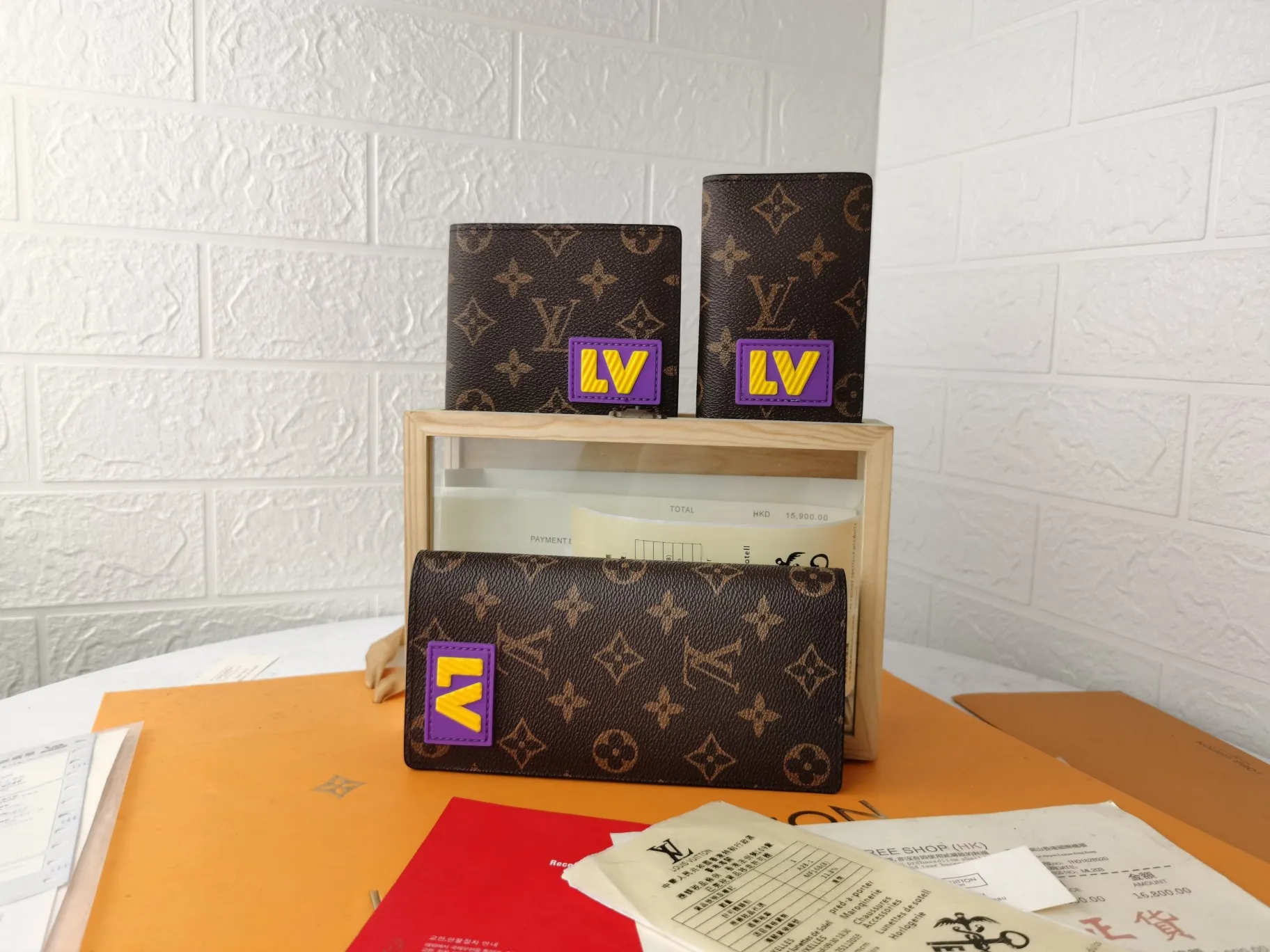 P130💰Top original version💎【Real shot with home background】M45789MULTIPLE wallet is made of classic Monogram canvas embellished with 3D rubber patches, announcing a fun interpretation of the Louis Vuitton logo. Ample space with card slots, coin compartment and receipt pocket60895