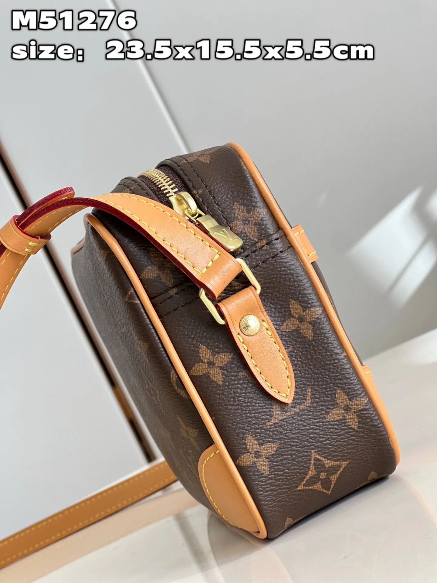 💰800 Top original order [Exclusive real shot M51276 Presbyopia] Small second-hand camera bag, crossbody bag, unisex, classic Monogram canvas with yellow leather trim, calm and elegant, one outside open pocket, zipper side pocket inside, adjustable shoulder strap to switch freely at any time, sufficient capacity for daily use! Size 23.5*15.5*5.5cm