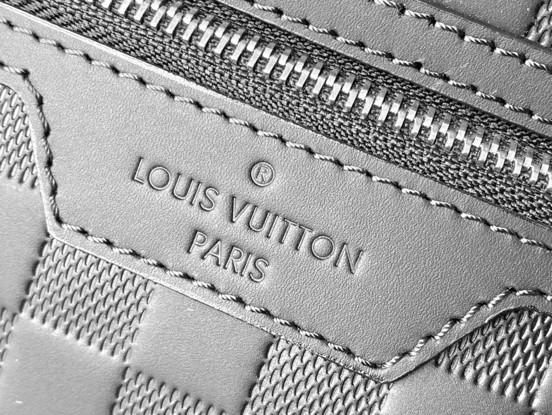 💰1140 (first-grain leather) Top-quality original N45287 full leather This Michael backpack is made of Damier Infini Onyx leather embossed with Damier checkerboard pattern. It has ample space with a laptop compartment, which can easily accommodate daily needs and is suitable for both business and leisure. Dimensions: 29 x 42 x 13 cm