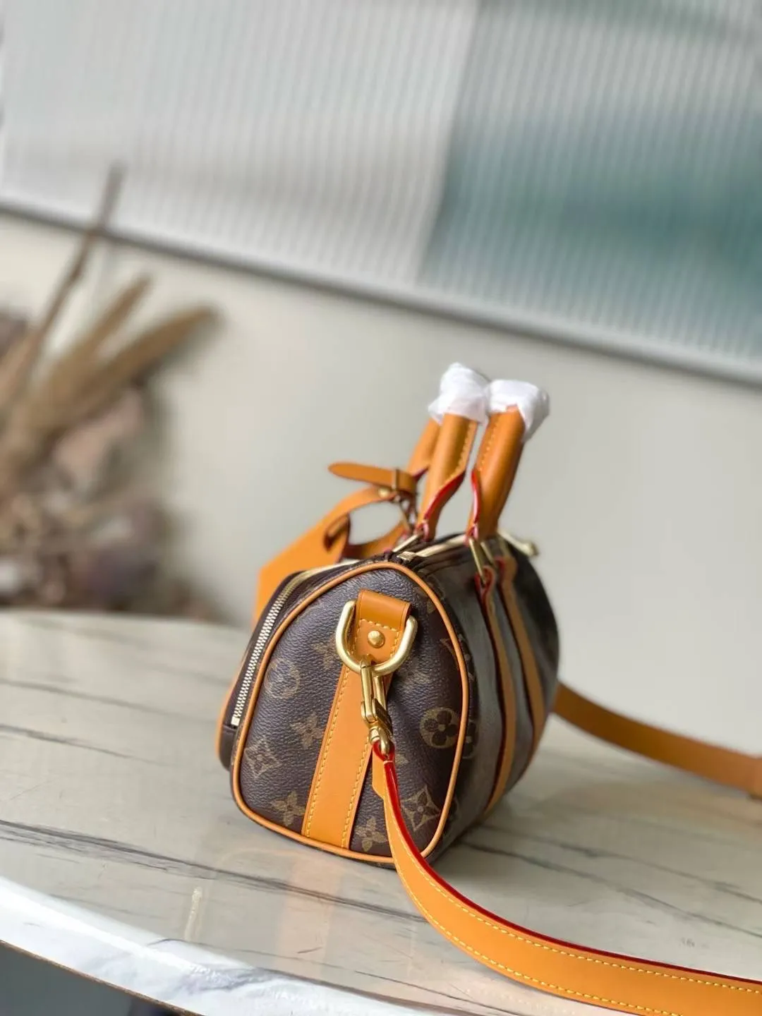 💰1060 Top original order M14981 This Keepal 25 Cargo handbag is from the Monogram Archive series. It is made of Monogram canvas with distressed cow leather trim, which brings out the retro style. The metallic beaded zipper puller and removable leather nameplate highlight the brand's ingenious details, while the front zipper pocket and main compartment add functional considerations. Dimensions: 25 × 15 × 11 cm