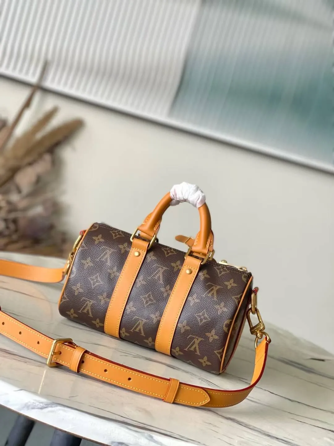💰1060 Top original order M14981 This Keepal 25 Cargo handbag is from the Monogram Archive series. It is made of Monogram canvas with distressed cow leather trim, which brings out the retro style. The metallic beaded zipper puller and removable leather nameplate highlight the brand's ingenious details, while the front zipper pocket and main compartment add functional considerations. Dimensions: 25 × 15 × 11 cm
