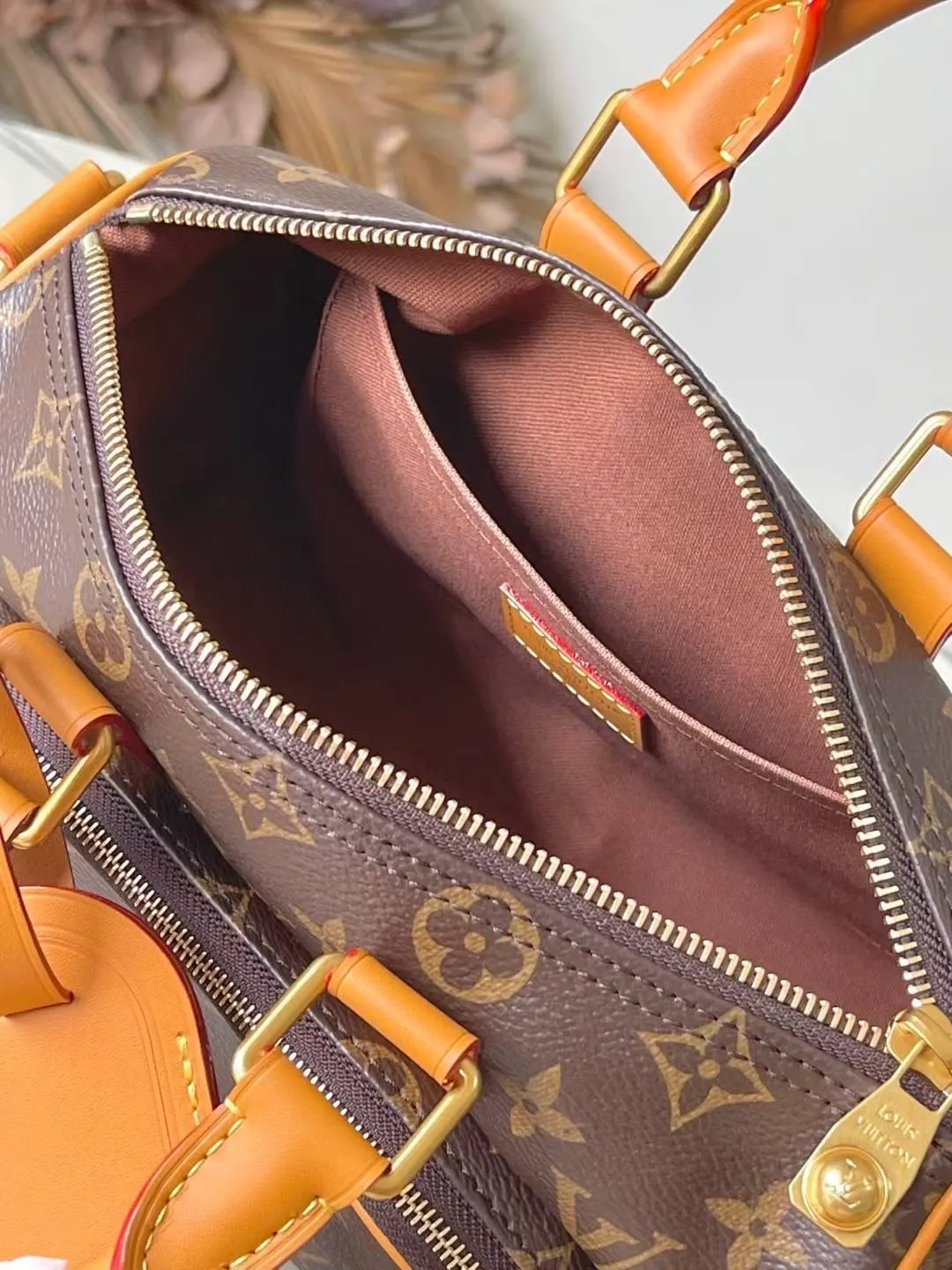 💰1060 Top original order M14981 This Keepal 25 Cargo handbag is from the Monogram Archive series. It is made of Monogram canvas with distressed cow leather trim, which brings out the retro style. The metallic beaded zipper puller and removable leather nameplate highlight the brand's ingenious details, while the front zipper pocket and main compartment add functional considerations. Dimensions: 25 × 15 × 11 cm