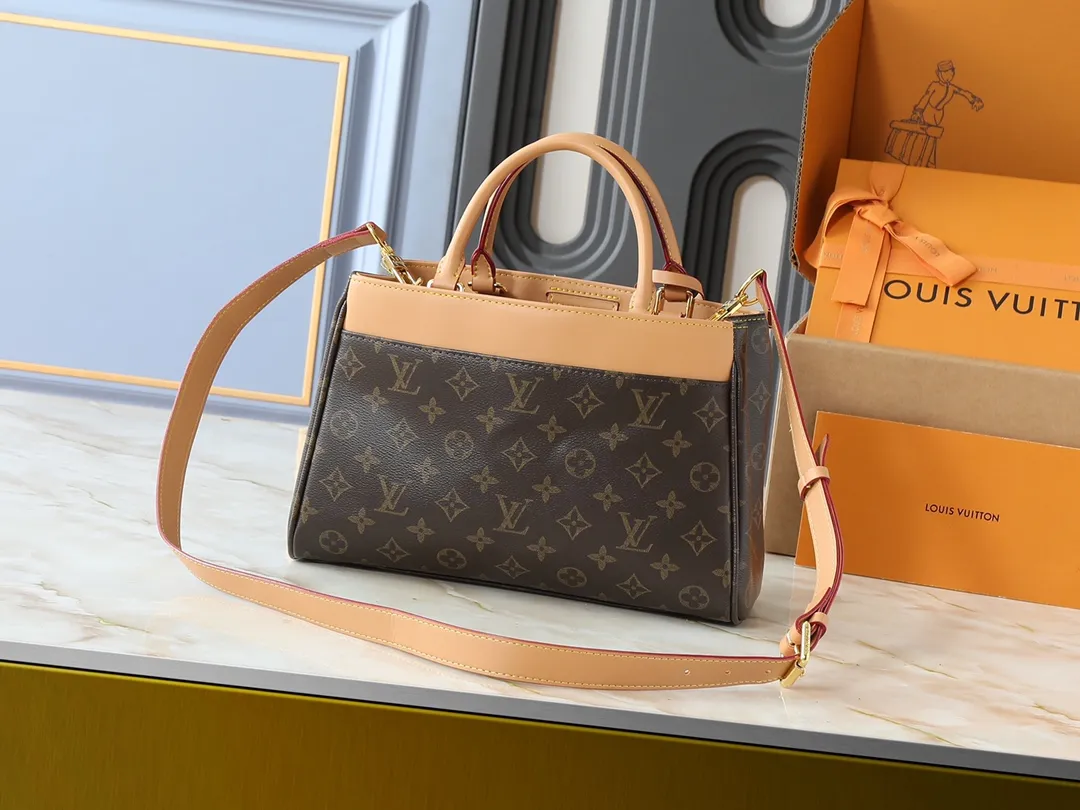 💰260💰Upgraded original M25575 M25577 M15231 City Avenue PM (Avenue PM) combines functionality with elegant silhouette for a fashionable urban lifestyle. A piece that adds a touch of elegance to both everyday and evening looks. A modern tote bag inspired by the elegant streets of Paris. The signature Monogram prefixed leather material is decorated with name patterns and gold hardware design. Fold the handle inside to create a cross-shaped messenger bag. Dimensions: 30 x 19.5 x 12 cm (length x height x width)
