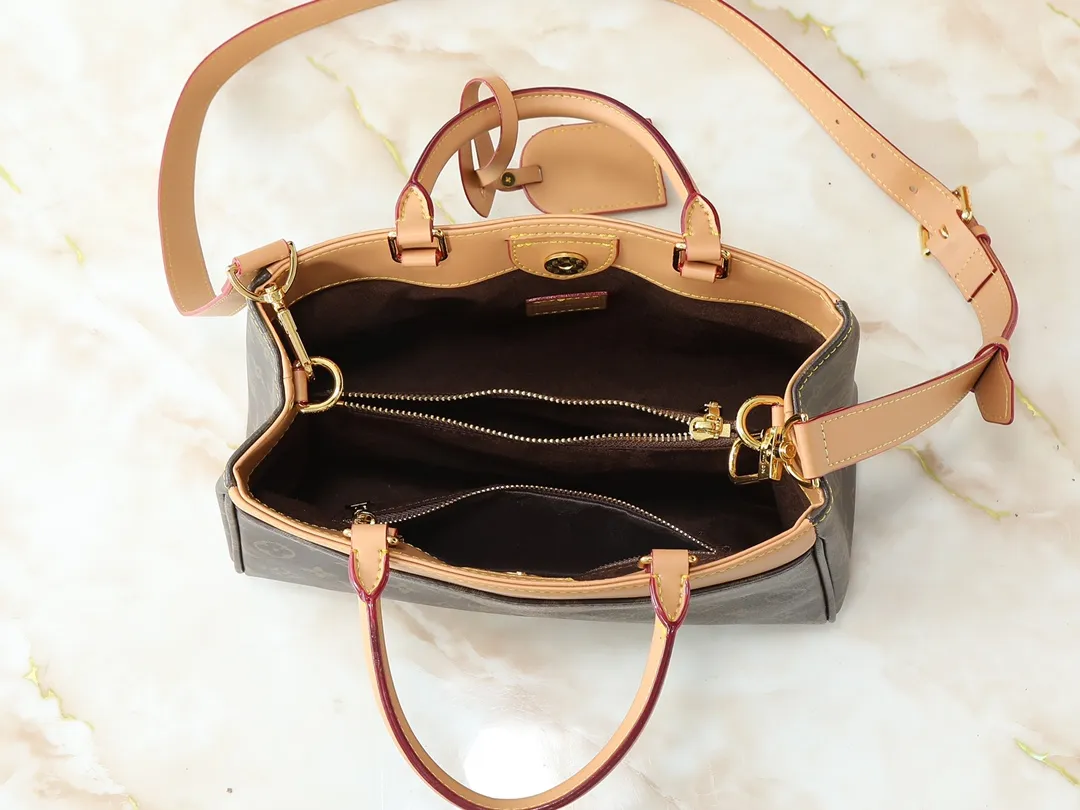 💰260💰Upgraded original M25575 M25577 M15231 City Avenue PM (Avenue PM) combines functionality with elegant silhouette for a fashionable urban lifestyle. A piece that adds a touch of elegance to both everyday and evening looks. A modern tote bag inspired by the elegant streets of Paris. The signature Monogram prefixed leather material is decorated with name patterns and gold hardware design. Fold the handle inside to create a cross-shaped messenger bag. Dimensions: 30 x 19.5 x 12 cm (length x height x width)