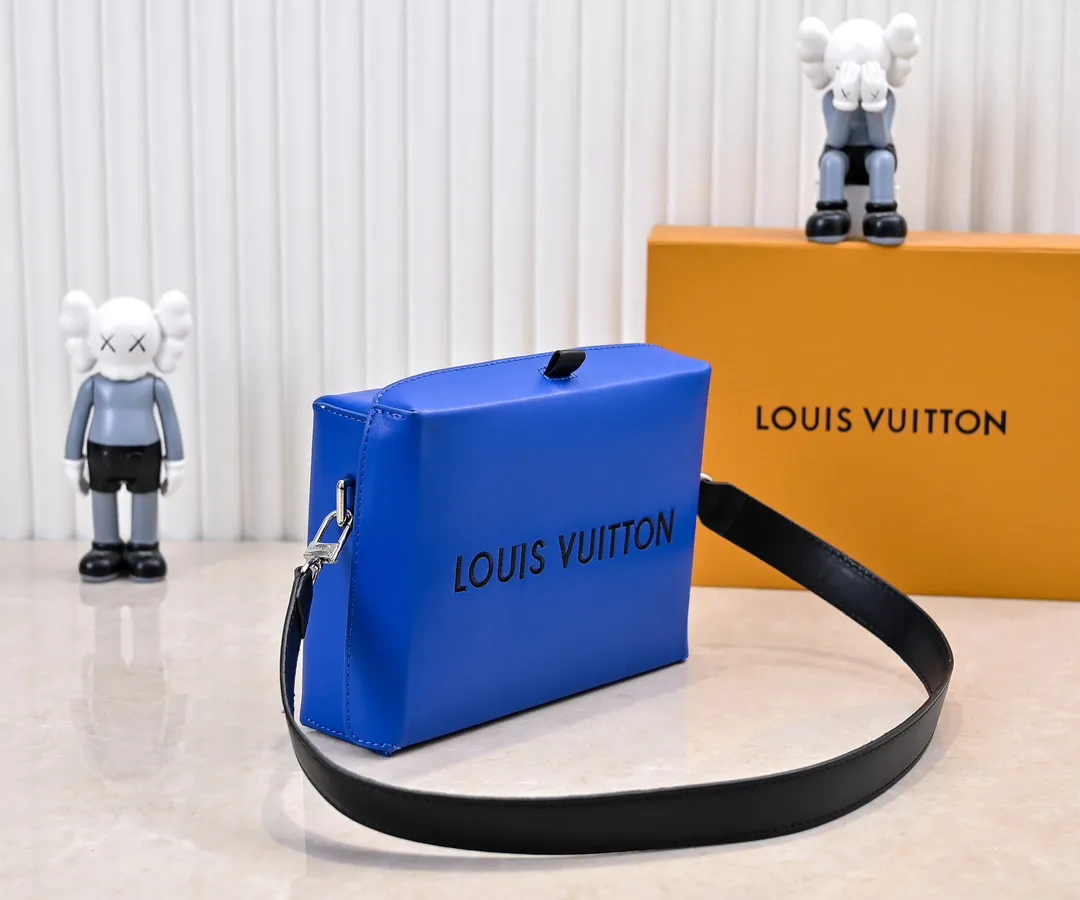 Batch 280💰Upgraded original M24455 This Shopper medium handbag draws inspiration from Louis Vuitton shopping bags, with the words Louis Vuitton and Maison Fondée En 1854 written on soft cow leather. It is equipped with a top handle and a detachable shoulder strap. Dimensions: 23.0x16.5x7.0 cm (length x height x width)