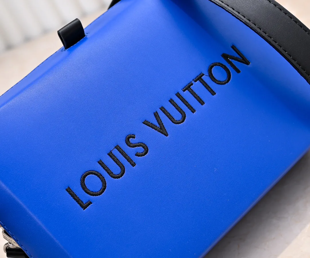Batch 280💰Upgraded original M24455 This Shopper medium handbag draws inspiration from Louis Vuitton shopping bags, with the words Louis Vuitton and Maison Fondée En 1854 written on soft cow leather. It is equipped with a top handle and a detachable shoulder strap. Dimensions: 23.0x16.5x7.0 cm (length x height x width)