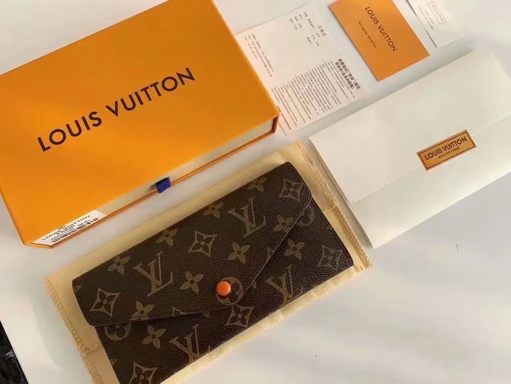 The P110Josephine Wallet is inspired by Louis Vuitton's first wallet. It is made of soft Monogram canvas and lined with brightly colored lining, giving the brand's classic design a unique and stylish beauty. The long, flat shape makes it easy to slip into any pocket or handbag. Model: M60708 Size: 19/10.