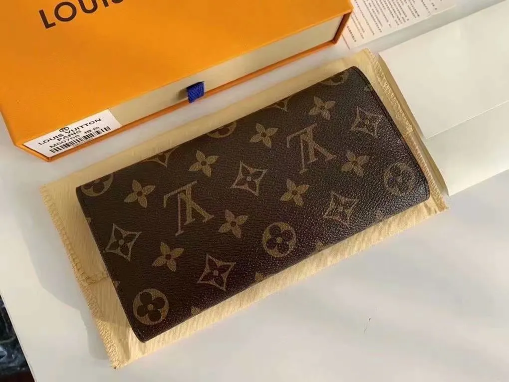 The P110Josephine Wallet is inspired by Louis Vuitton's first wallet. It is made of soft Monogram canvas and lined with brightly colored lining, giving the brand's classic design a unique and stylish beauty. The long, flat shape makes it easy to slip into any pocket or handbag. Model: M60708 Size: 19/10.