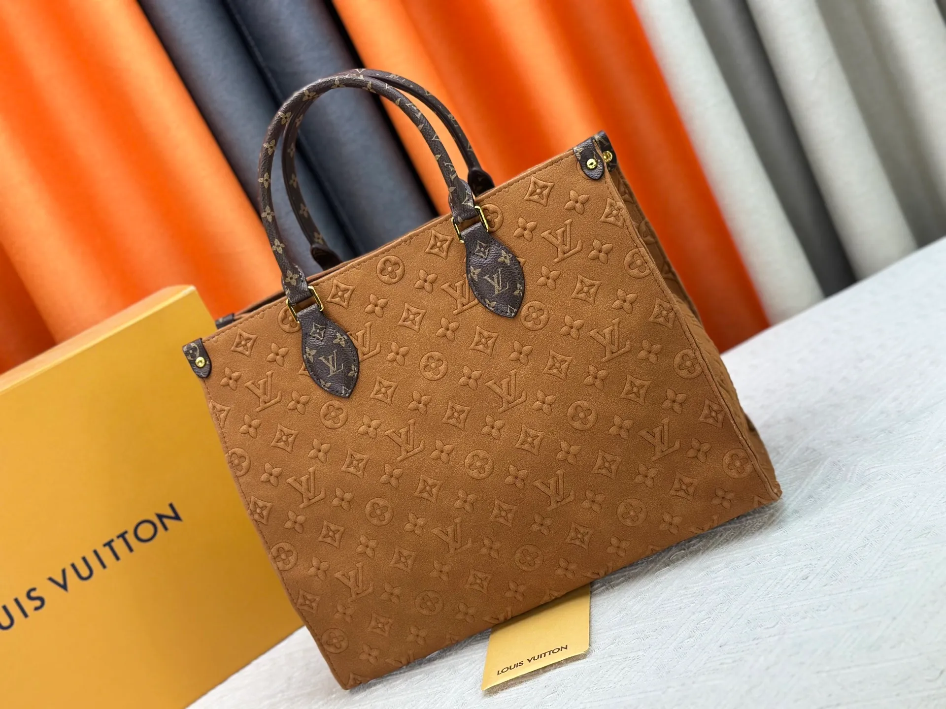 P340 Upgraded original M45039 This black matte jacquard OnTheGo medium handbag is made of Monogram and Monogram Reverse canvas, with the Monogram Giant pattern embellished on it. The Toron handle and the jacquard textured shoulder strap decorated with the brand's logo create a visual contrast, and the detachable coin bag is suitable for storing change or small items. It combines fashionable charm with various functions, making it a good daily companion. 32.0 x 27.0 x 14 cm (length x height x width)