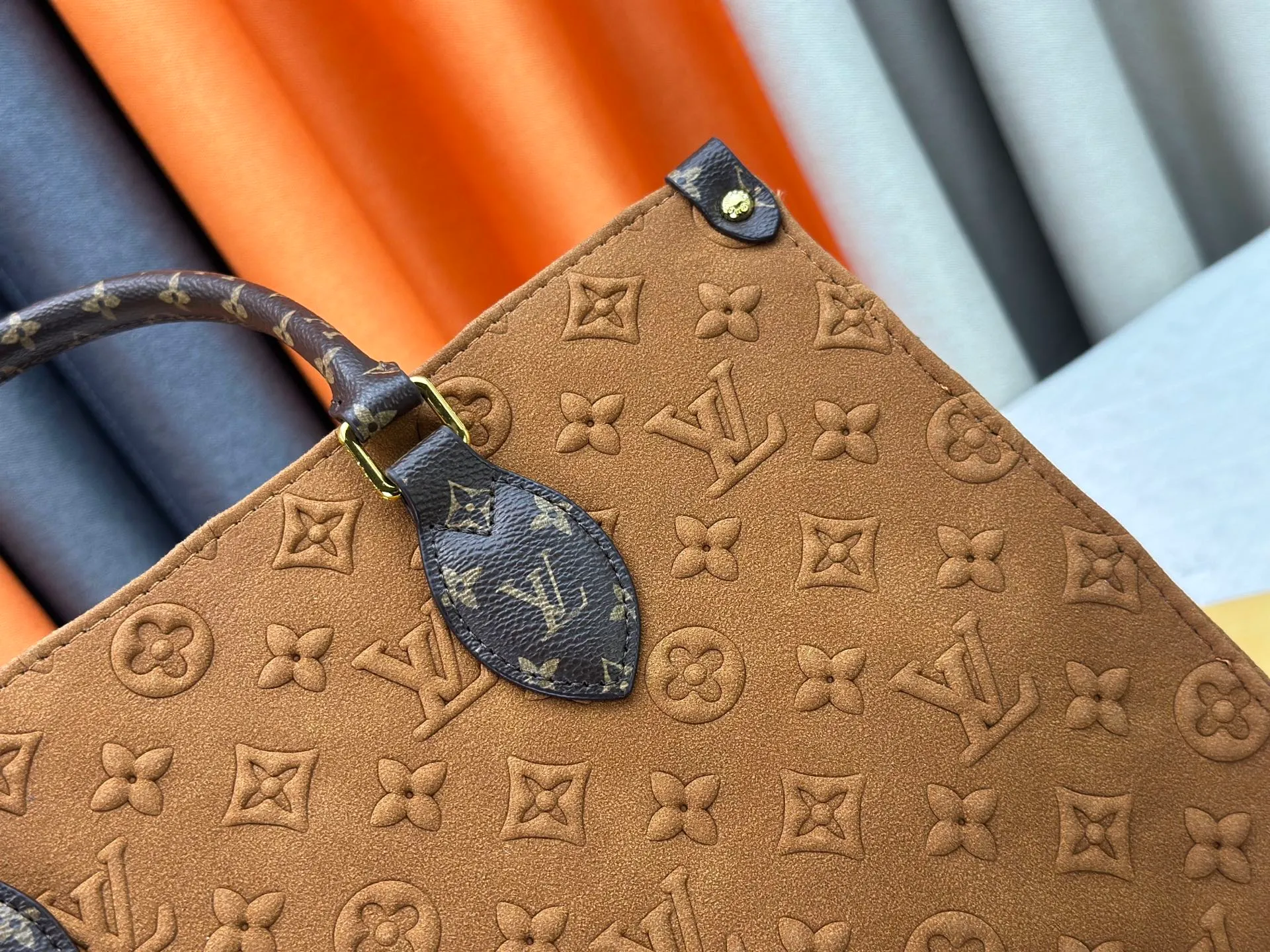 P340 Upgraded original M45039 This black matte jacquard OnTheGo medium handbag is made of Monogram and Monogram Reverse canvas, with the Monogram Giant pattern embellished on it. The Toron handle and the jacquard textured shoulder strap decorated with the brand's logo create a visual contrast, and the detachable coin bag is suitable for storing change or small items. It combines fashionable charm with various functions, making it a good daily companion. 32.0 x 27.0 x 14 cm (length x height x width)