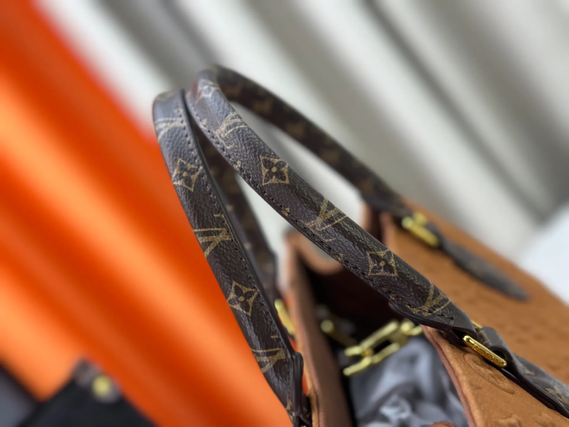 P340 Upgraded original M45039 This black matte jacquard OnTheGo medium handbag is made of Monogram and Monogram Reverse canvas, with the Monogram Giant pattern embellished on it. The Toron handle and the jacquard textured shoulder strap decorated with the brand's logo create a visual contrast, and the detachable coin bag is suitable for storing change or small items. It combines fashionable charm with various functions, making it a good daily companion. 32.0 x 27.0 x 14 cm (length x height x width)