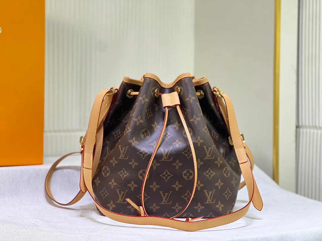 Batch 280💰Retro bucket small size⬇️M42224 M42225 LV limited edition drawstring bucket bag The king of cost performance. This is an awesome bag type, very worth buying. It is very considerate and adds a medium-length shoulder strap. It can be said to be very good. The upper body is really elegant! Dimensions: 26x27x18
